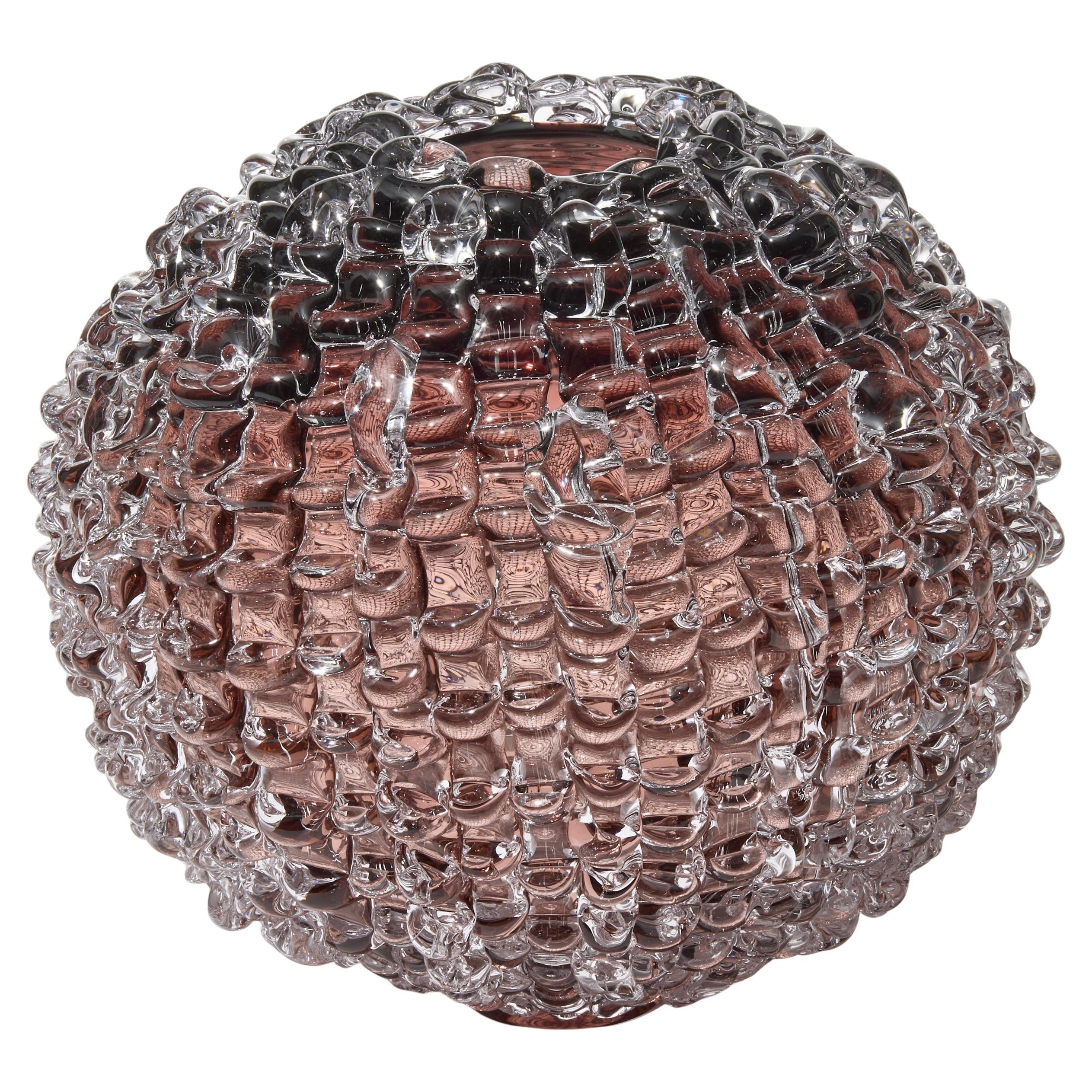 Echinus in Aubergine, centrotavola in vetro ispirato ai ricci di mare di Katherine Huskie