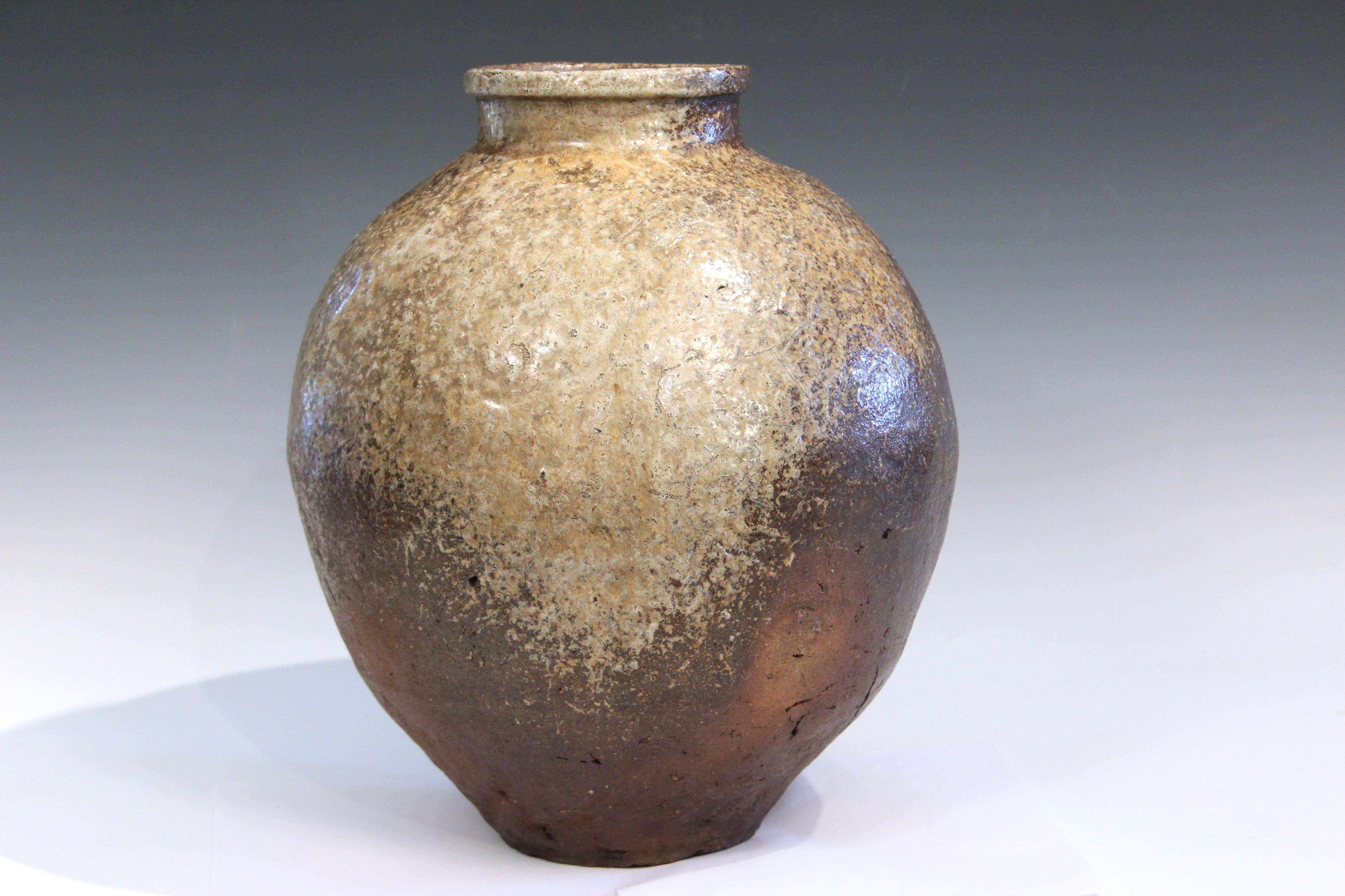 Antico vaso tsubo delle fornaci Echizen del periodo Edo, circa 17°/18° secolo. Costruito in bobina con argilla all'ossido di ferro rossastra e smalto di cenere color buffo. Le grandi giare Echizen erano famose all'epoca per essere robuste e