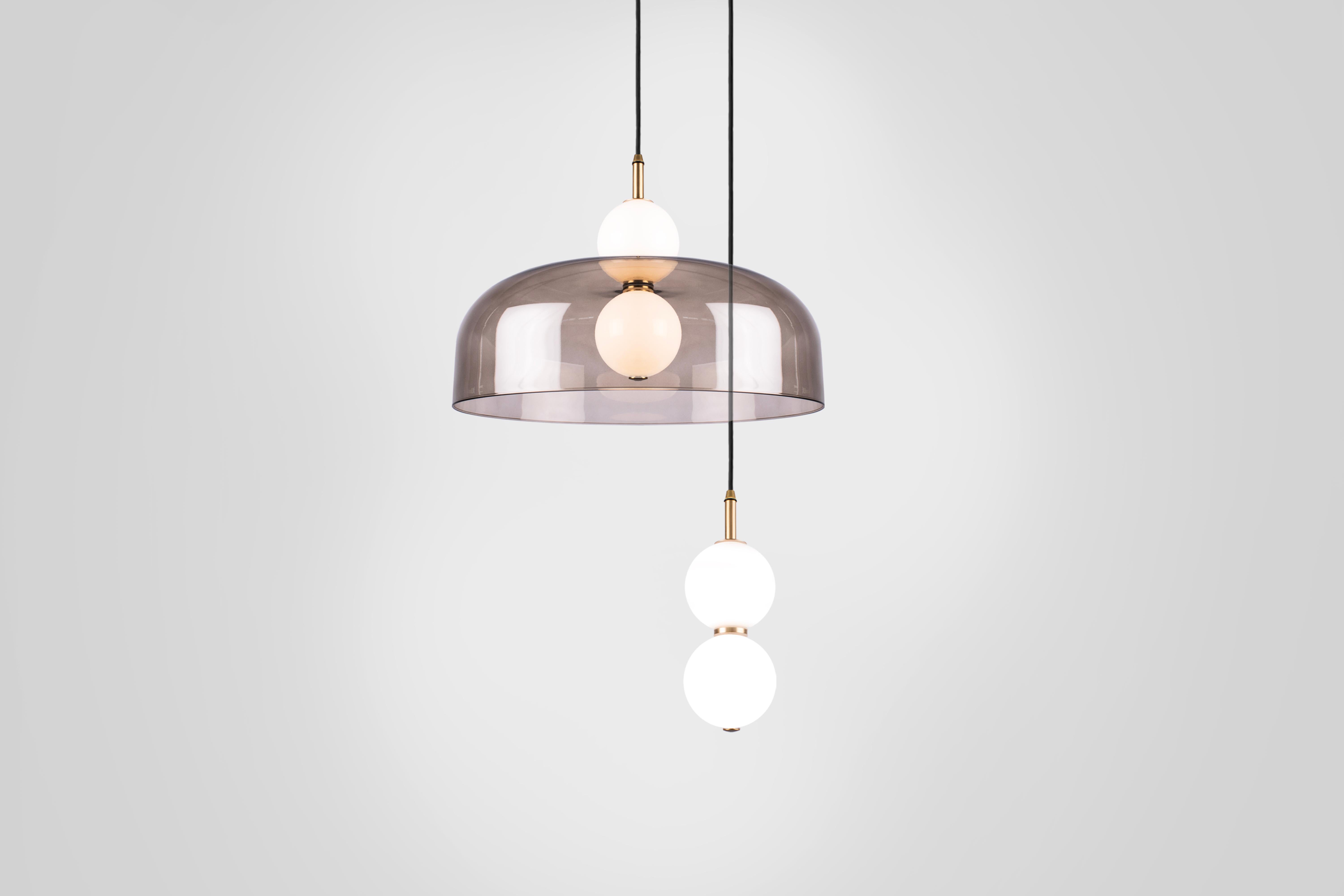 Filé Echo 2 pièces, lampe et abat-jour. Orbes en verre opale, abat-jour fumé et détails en laiton en vente