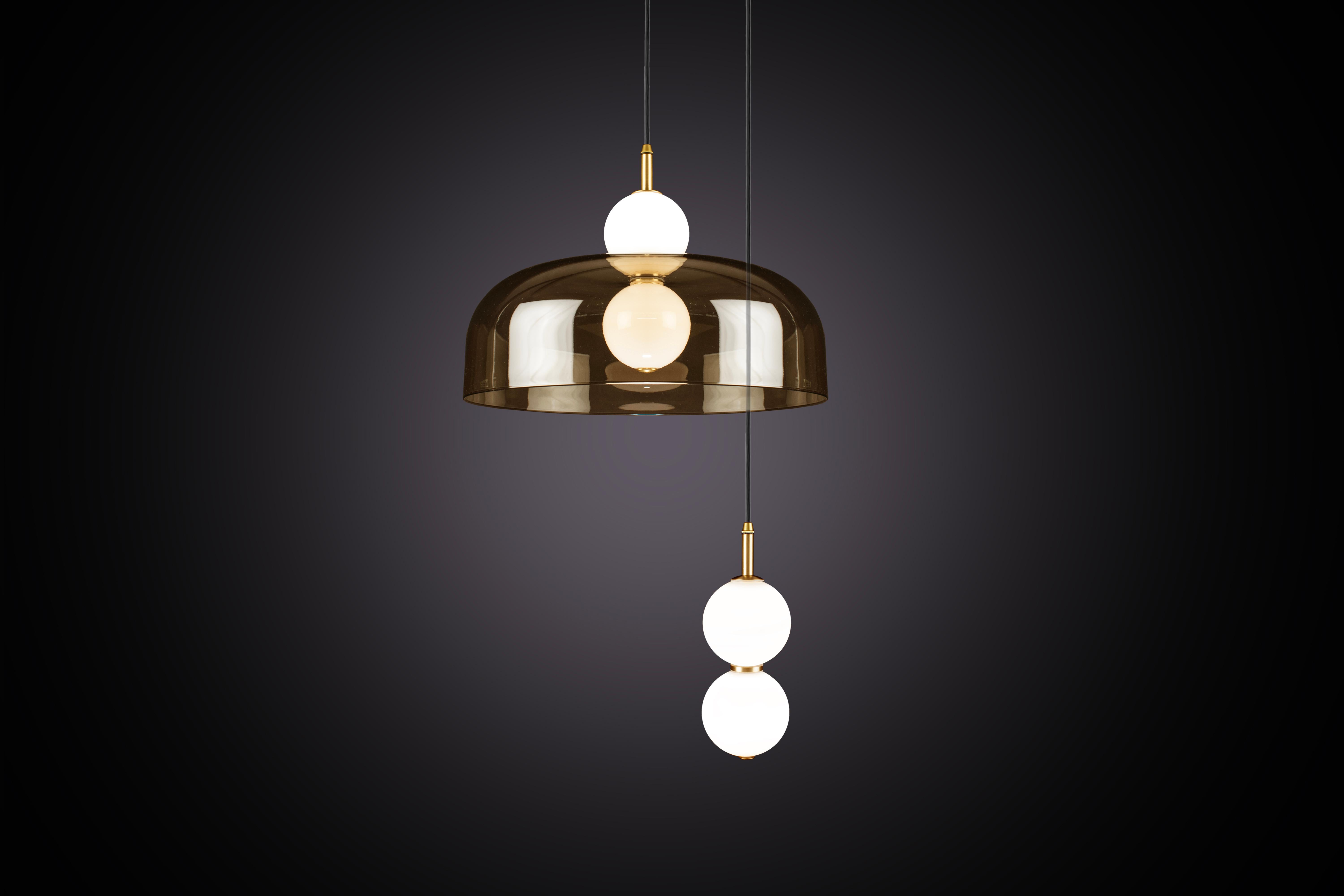 Un abat-jour filé à la main, suspendu entre des orbes de verre blanc, créant un éclat de lumière en écho grâce à l'illusion des reflets du miroir.

Conçue pour être à la fois fonctionnelle et sculpturale, la collection Echo comprend deux variantes