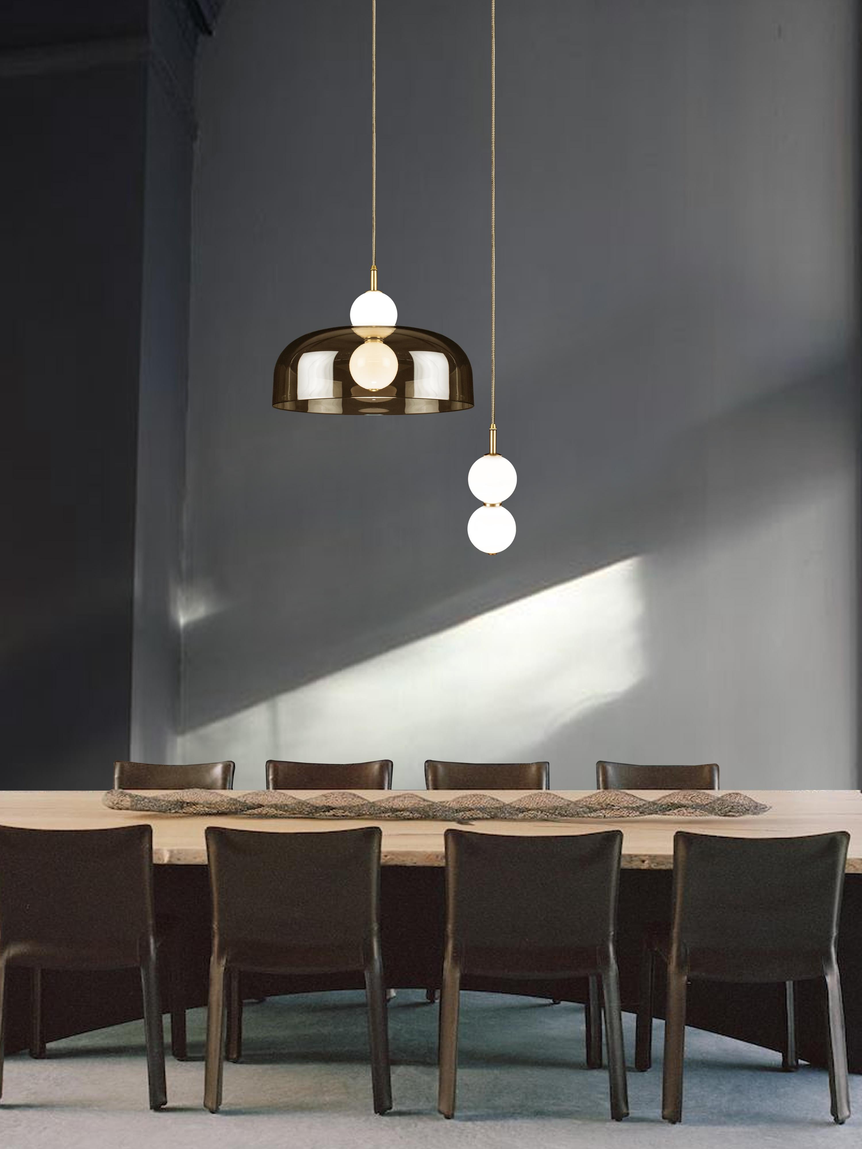 Britannique Echo 2 pièces, lampe et abat-jour. Orbes en verre opale, abat-jour fumé et détails en laiton en vente
