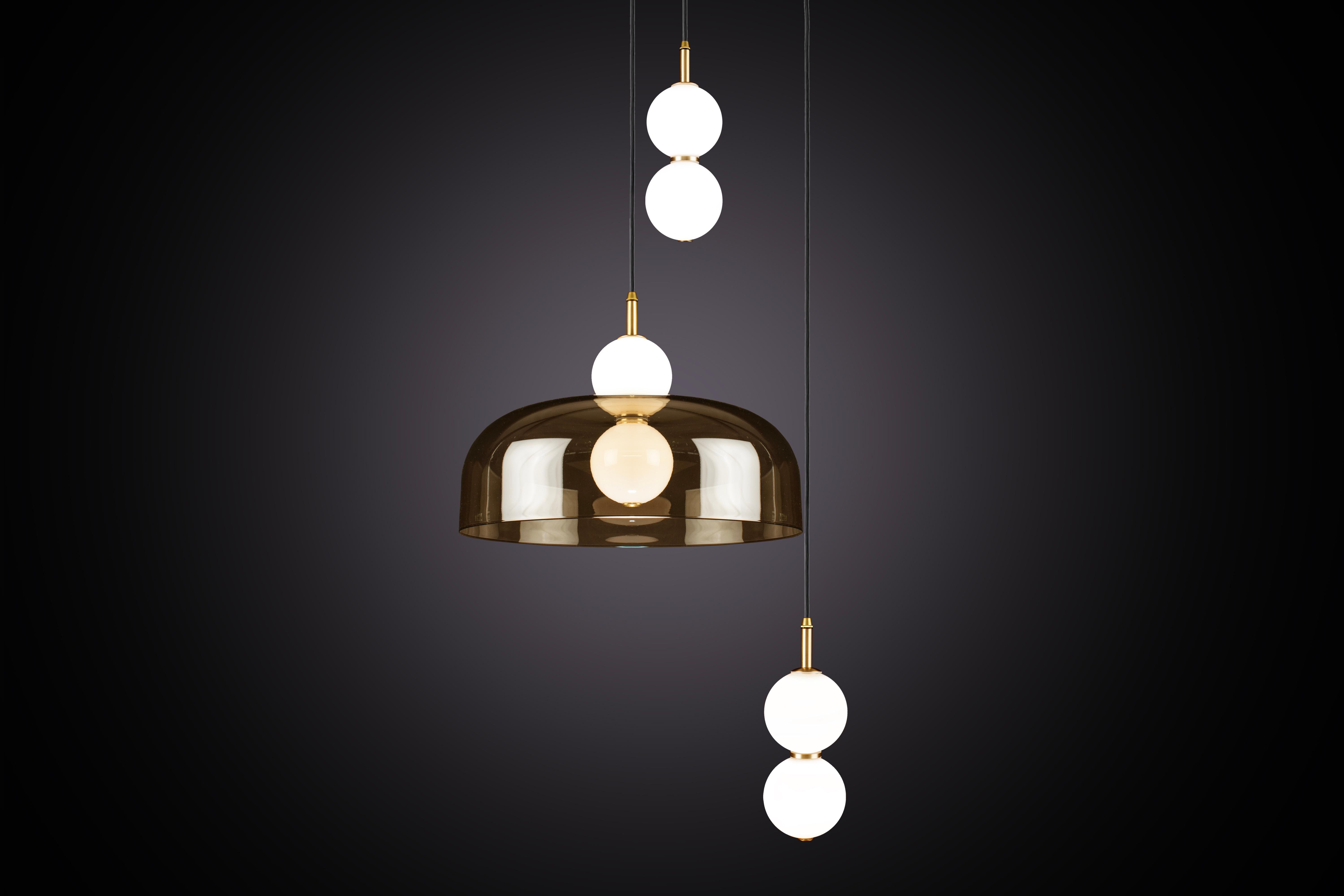 Un abat-jour filé à la main, suspendu entre des orbes de verre blanc, créant un éclat de lumière en écho grâce à l'illusion des reflets du miroir.

Conçue pour être à la fois fonctionnelle et sculpturale, la collection Echo comprend deux variantes