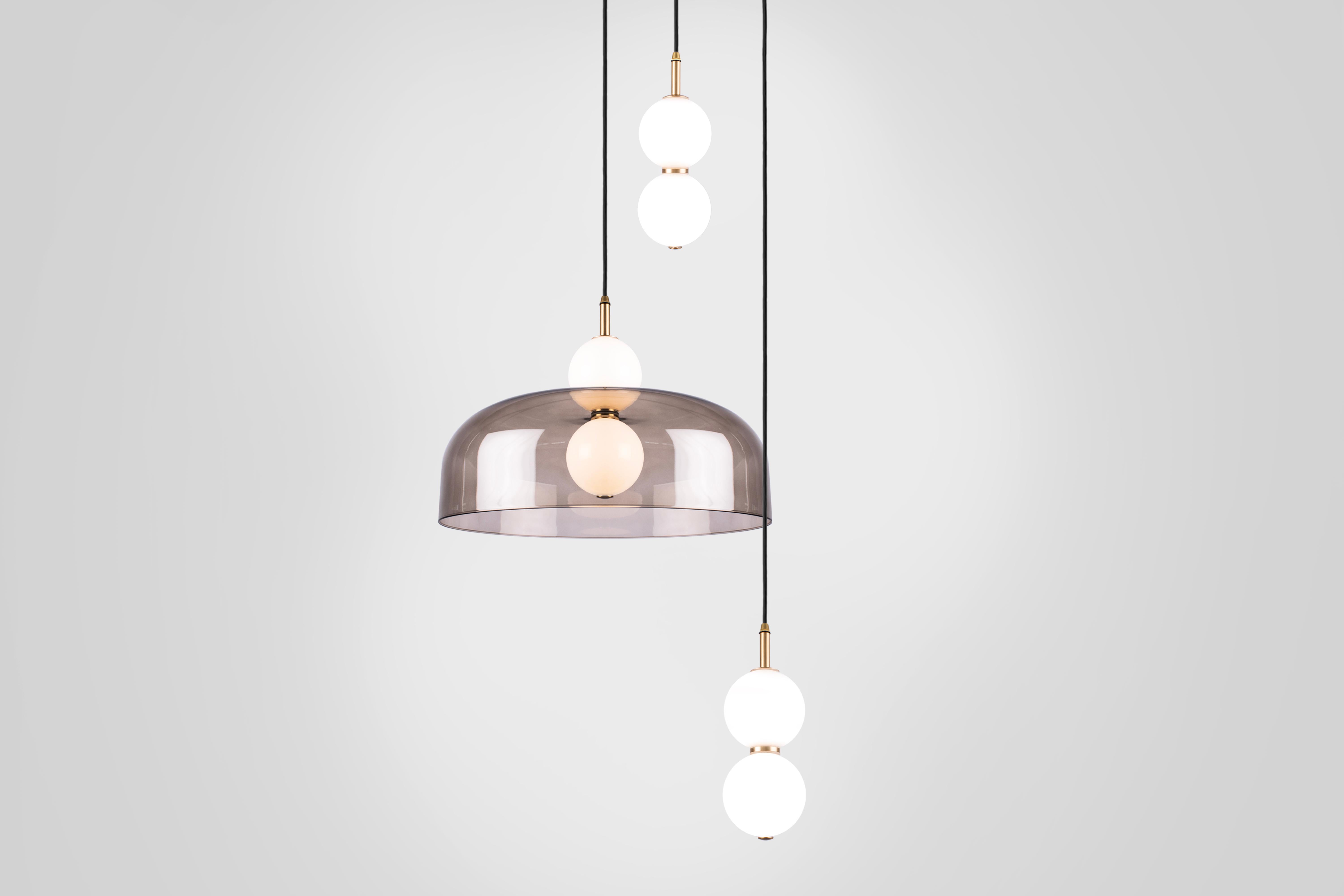 Filé Echo 3 pièces, lampe et abat-jour. Orbes en verre opale, abat-jour fumé et détails en laiton en vente