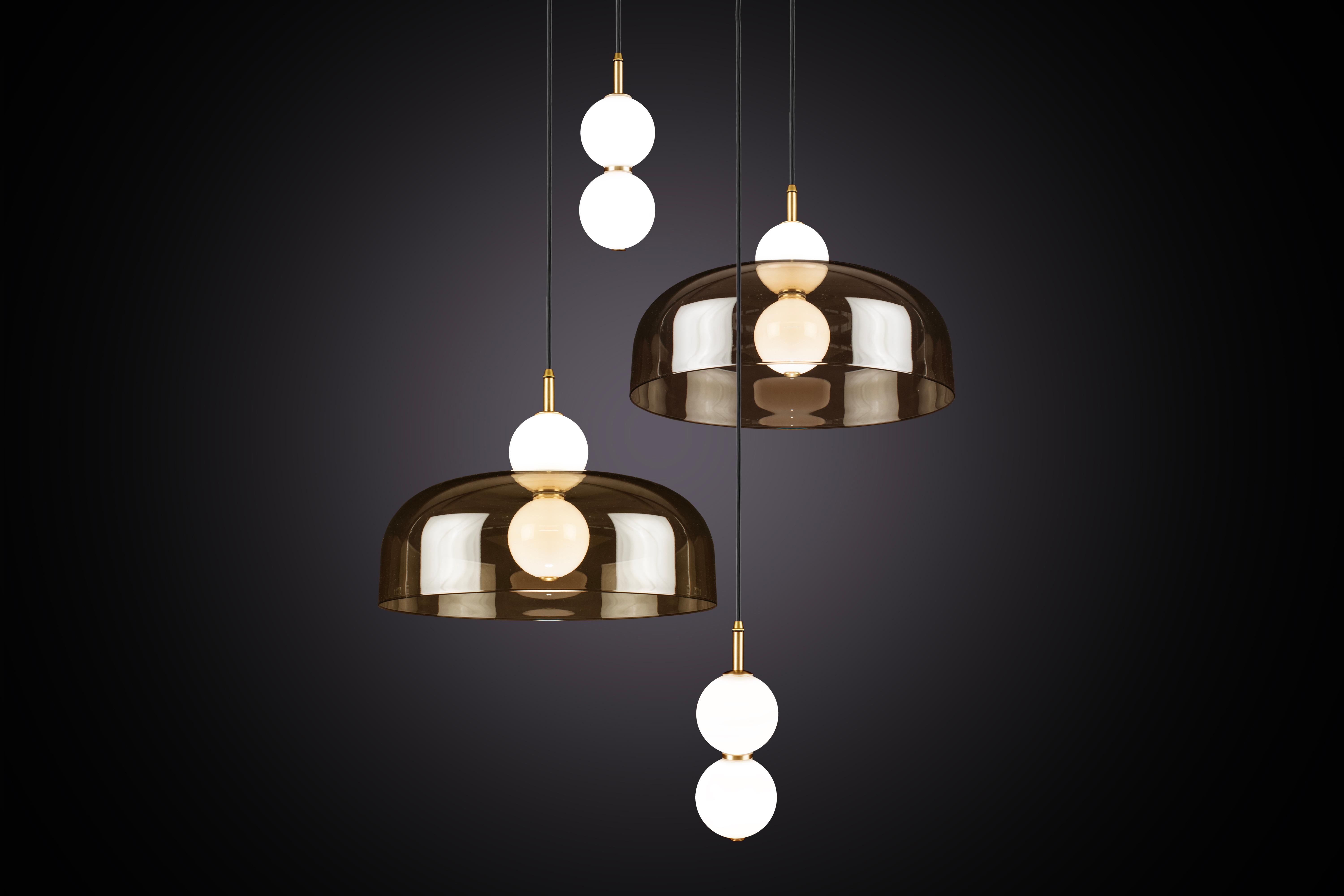 Un abat-jour filé à la main, suspendu entre des orbes de verre blanc, créant un éclat de lumière en écho grâce à l'illusion des reflets du miroir.

Conçue pour être à la fois fonctionnelle et sculpturale, la collection Echo comprend deux variantes