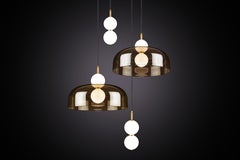 Echo 4-Piece, Lampada e paralume. Orbite in vetro opalino, paralume fumé e dettagli in ottone