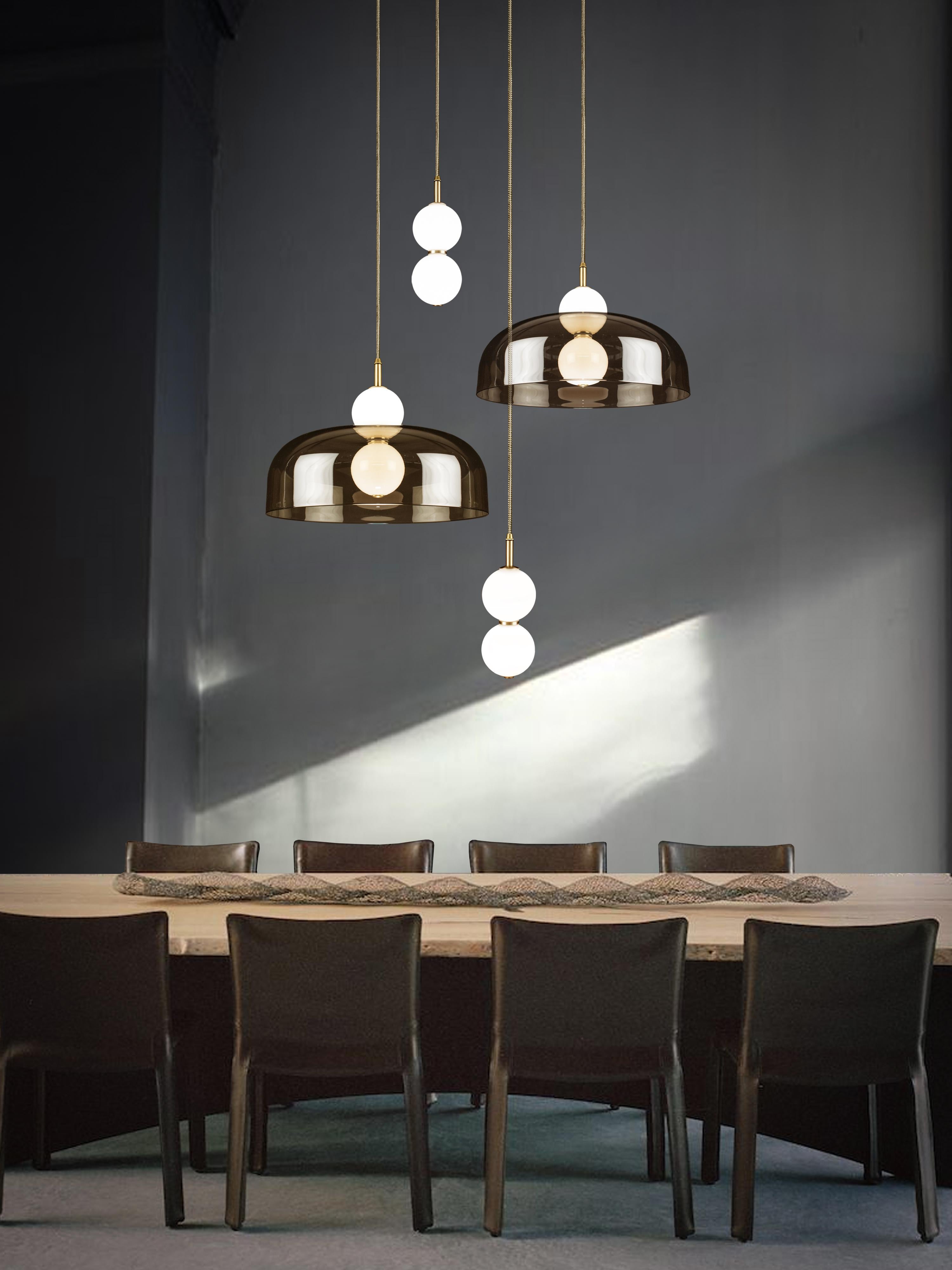 Britannique Echo 4 pièces, lampe et abat-jour. Orbes en verre opale, abat-jour fumé et détails en laiton en vente