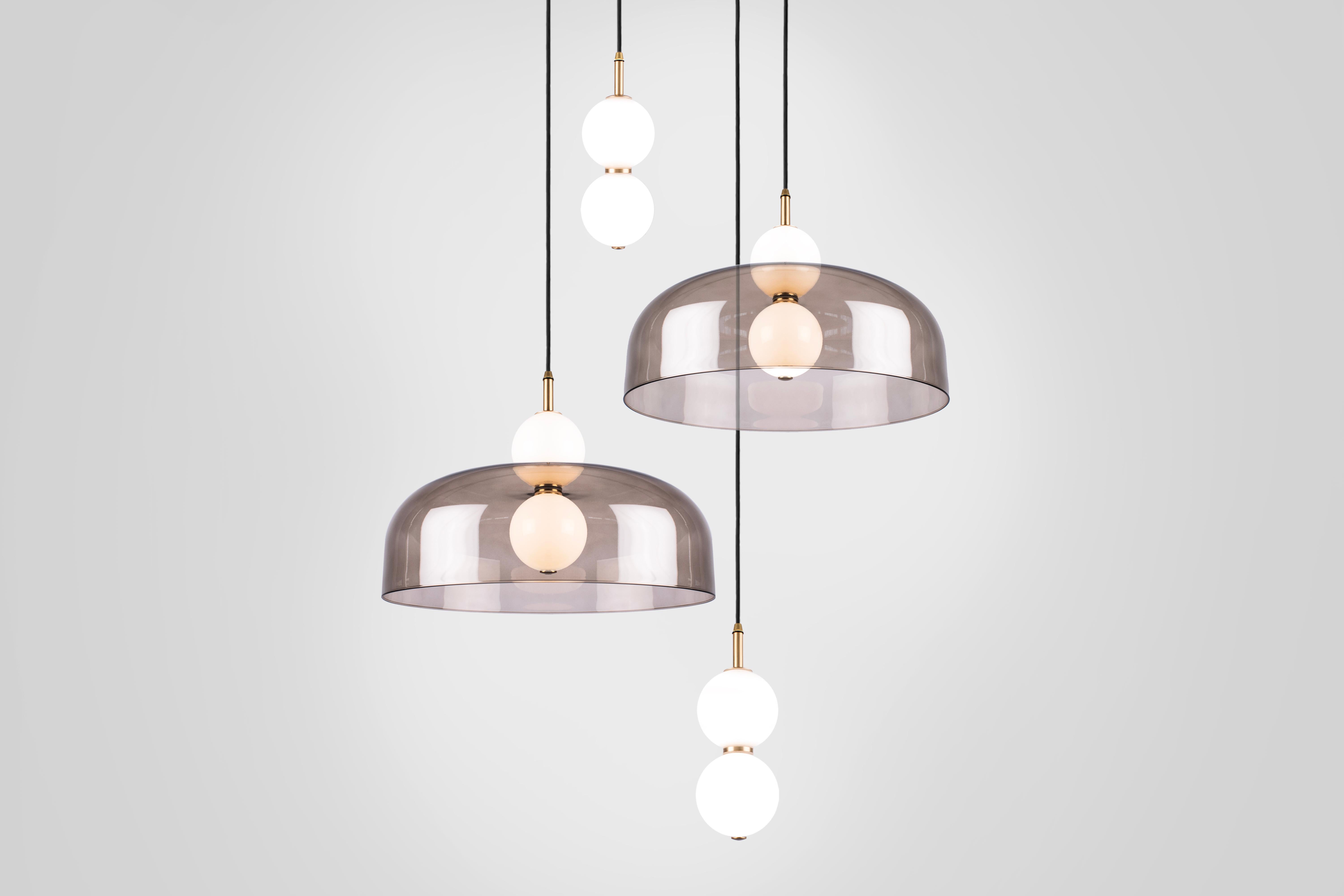 Filé Echo 4 pièces, lampe et abat-jour. Orbes en verre opale, abat-jour fumé et détails en laiton en vente