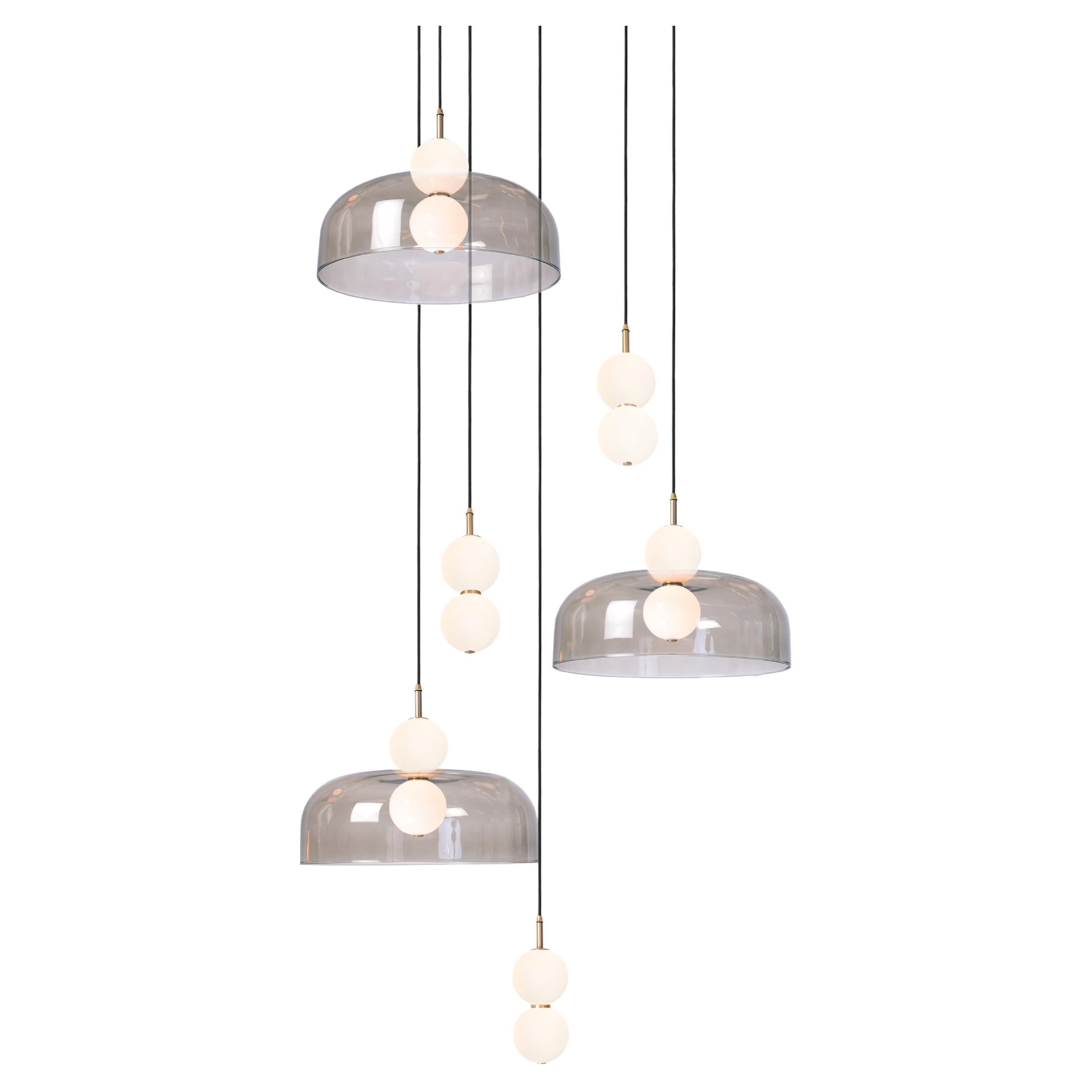 Laiton Echo 6 pièces, lampe et abat-jour. Orbes en verre opale, abat-jour fumé et détails en laiton en vente