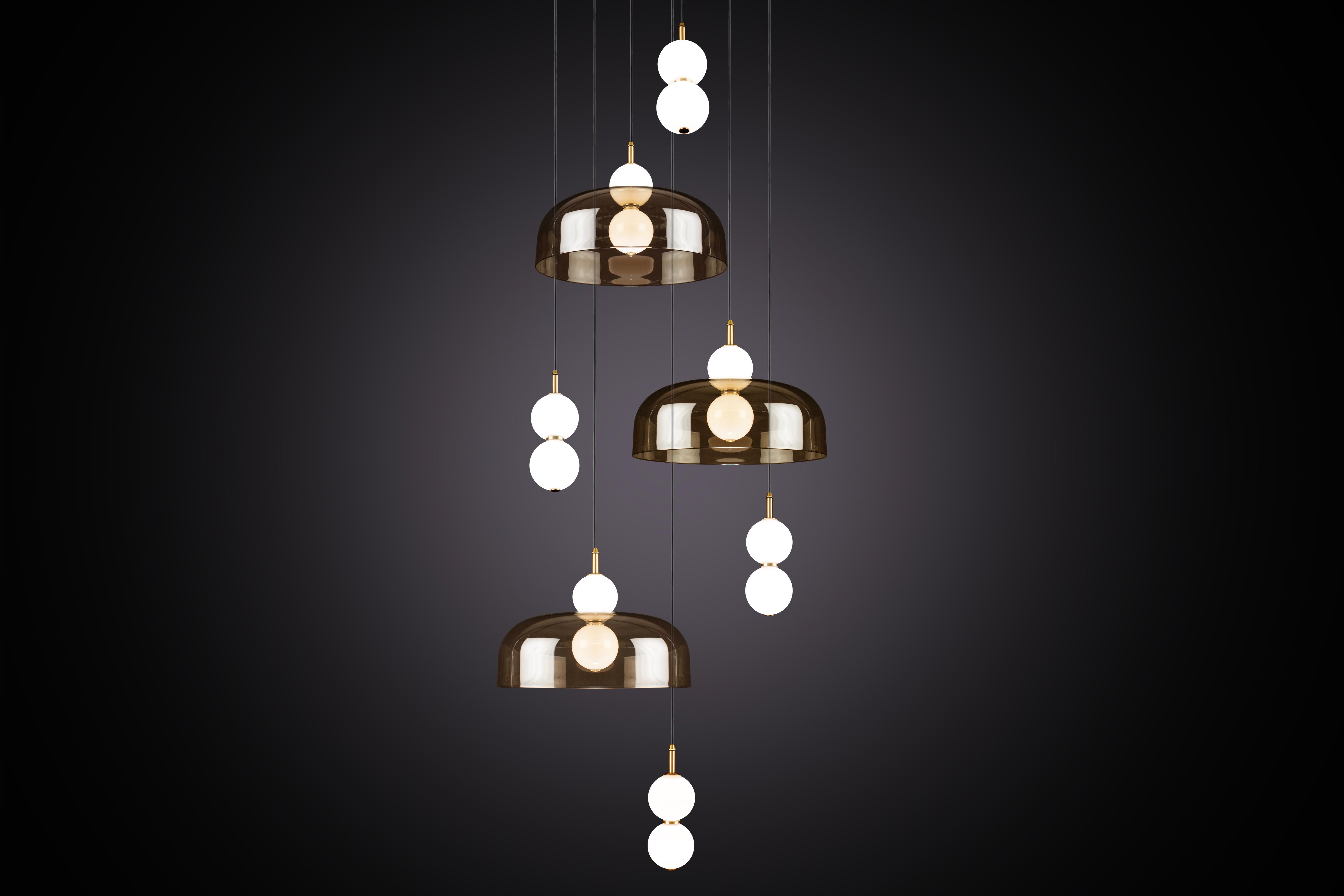 Un abat-jour filé à la main, suspendu entre des orbes de verre blanc, créant un éclat de lumière en écho grâce à l'illusion des reflets du miroir.

Conçue pour être à la fois fonctionnelle et sculpturale, la collection Echo comprend deux variantes