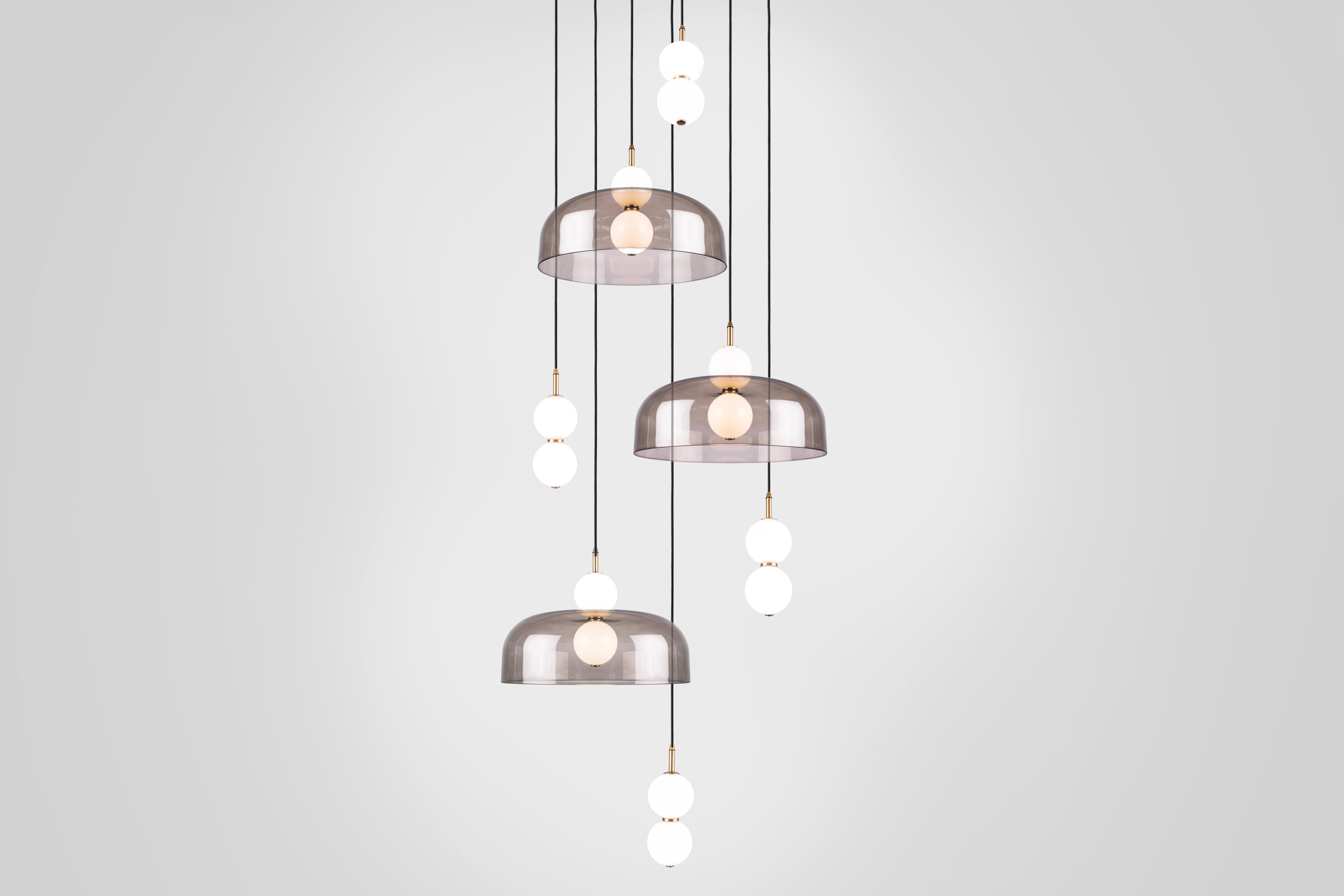 Filé Echo 8 pièces, lampe et abat-jour. Orbes en verre opale, abat-jour fumé et détails en laiton en vente
