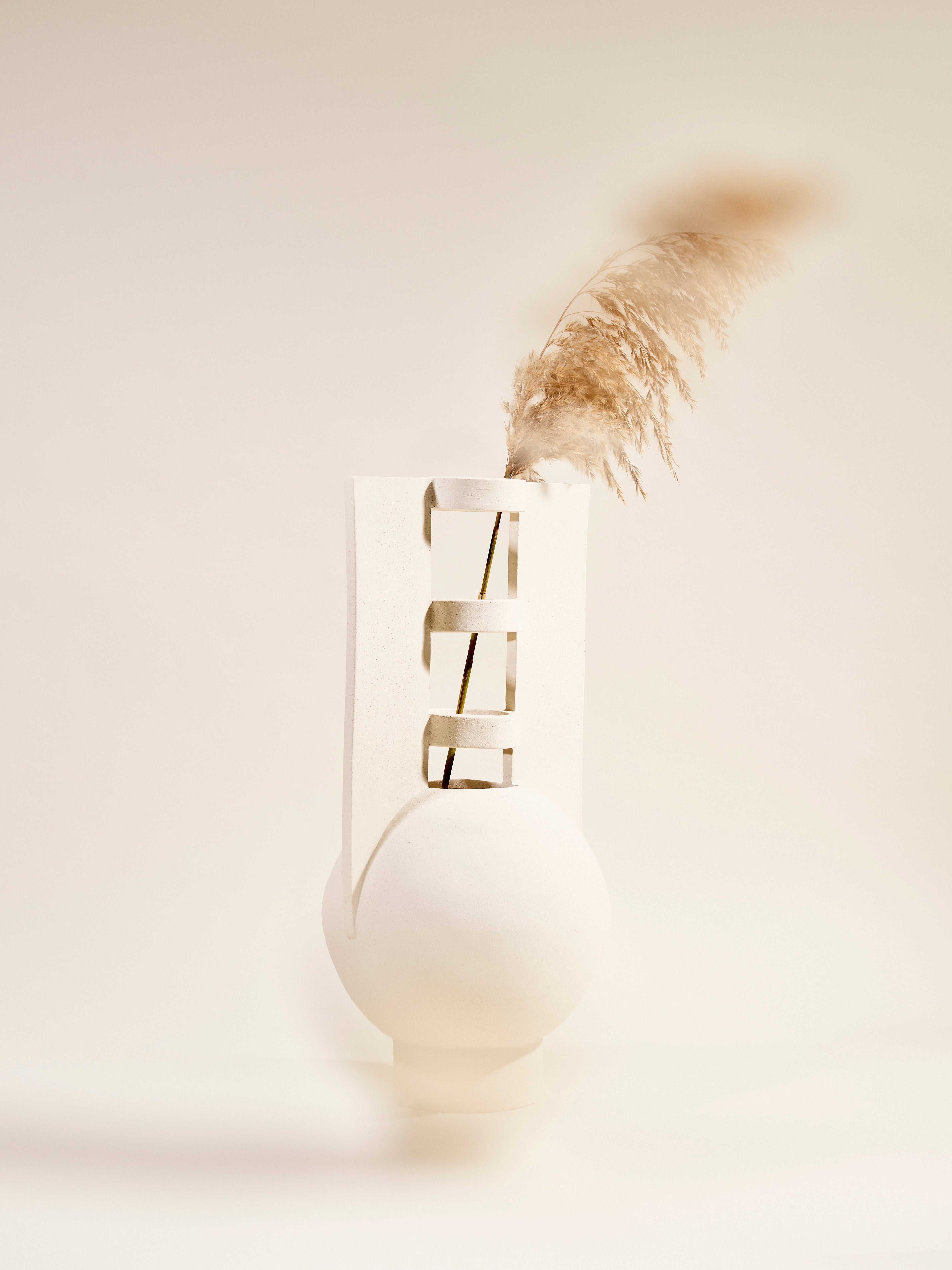 Echo Handgefertigte skulpturale Keramikvase mit mehreren Ringen