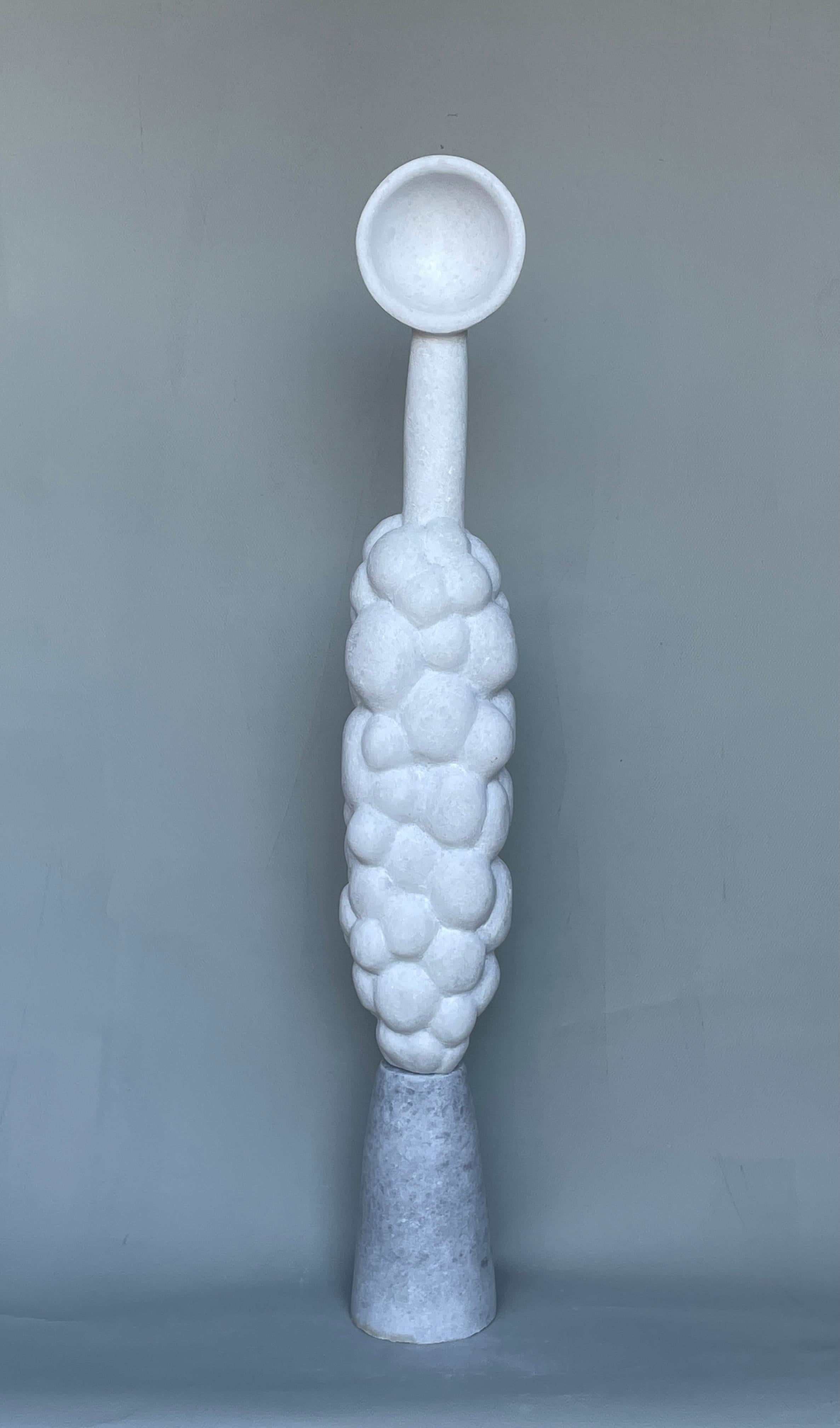Scultura in marmo scolpita a mano Echo di Tom von Kaenel.
Dimensioni: P 12 x L 12 x H 80 cm.
Materiali: marmo.

Tom von Kaenel, scultore e pittore, è nato in Svizzera nel 1961. Già nella sua prima infanzia si è dedicato profondamente all'arte.
