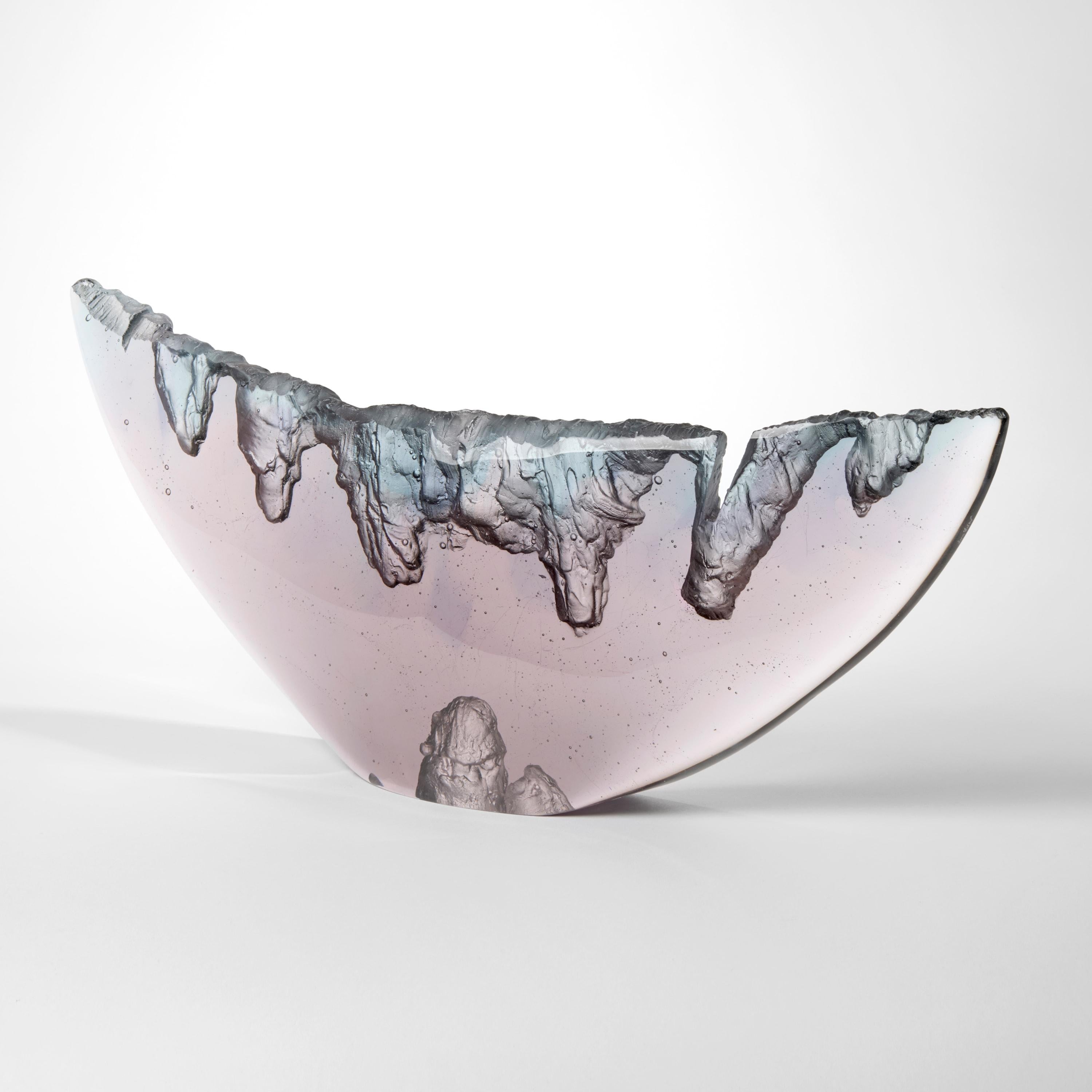 Organico moderno Echo I, una scultura astratta in vetro fuso lilla e grigio di Wayne Charmer in vendita