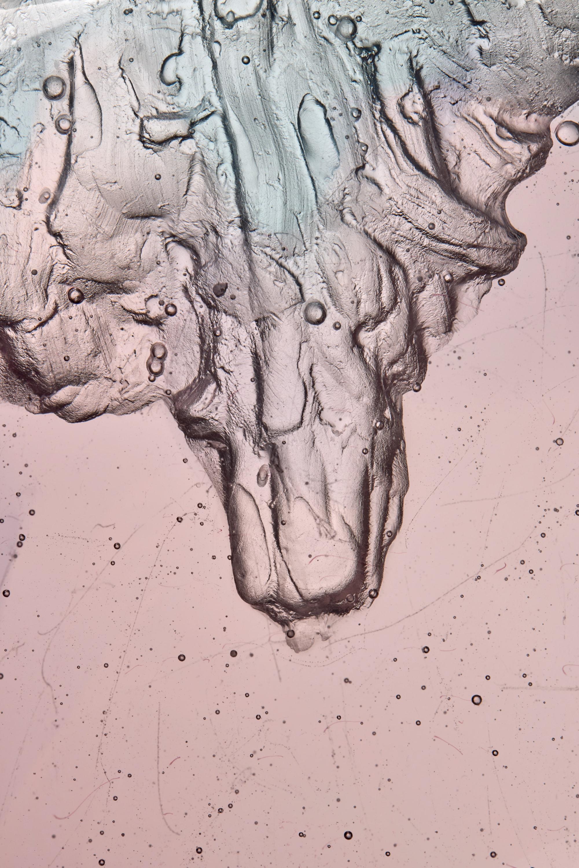 Calco Echo I, una scultura astratta in vetro fuso lilla e grigio di Wayne Charmer in vendita