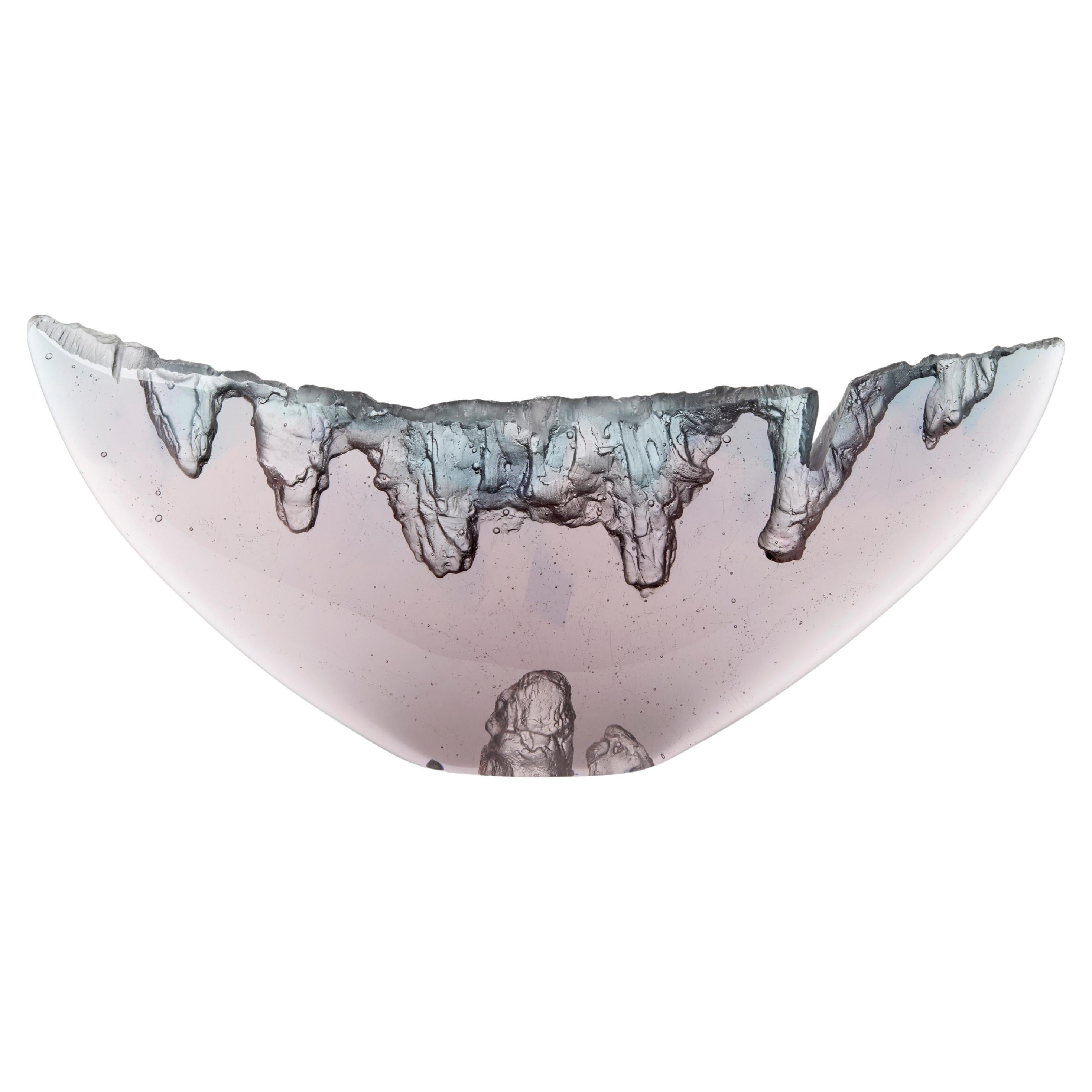 Echo I, una scultura astratta in vetro fuso lilla e grigio di Wayne Charmer