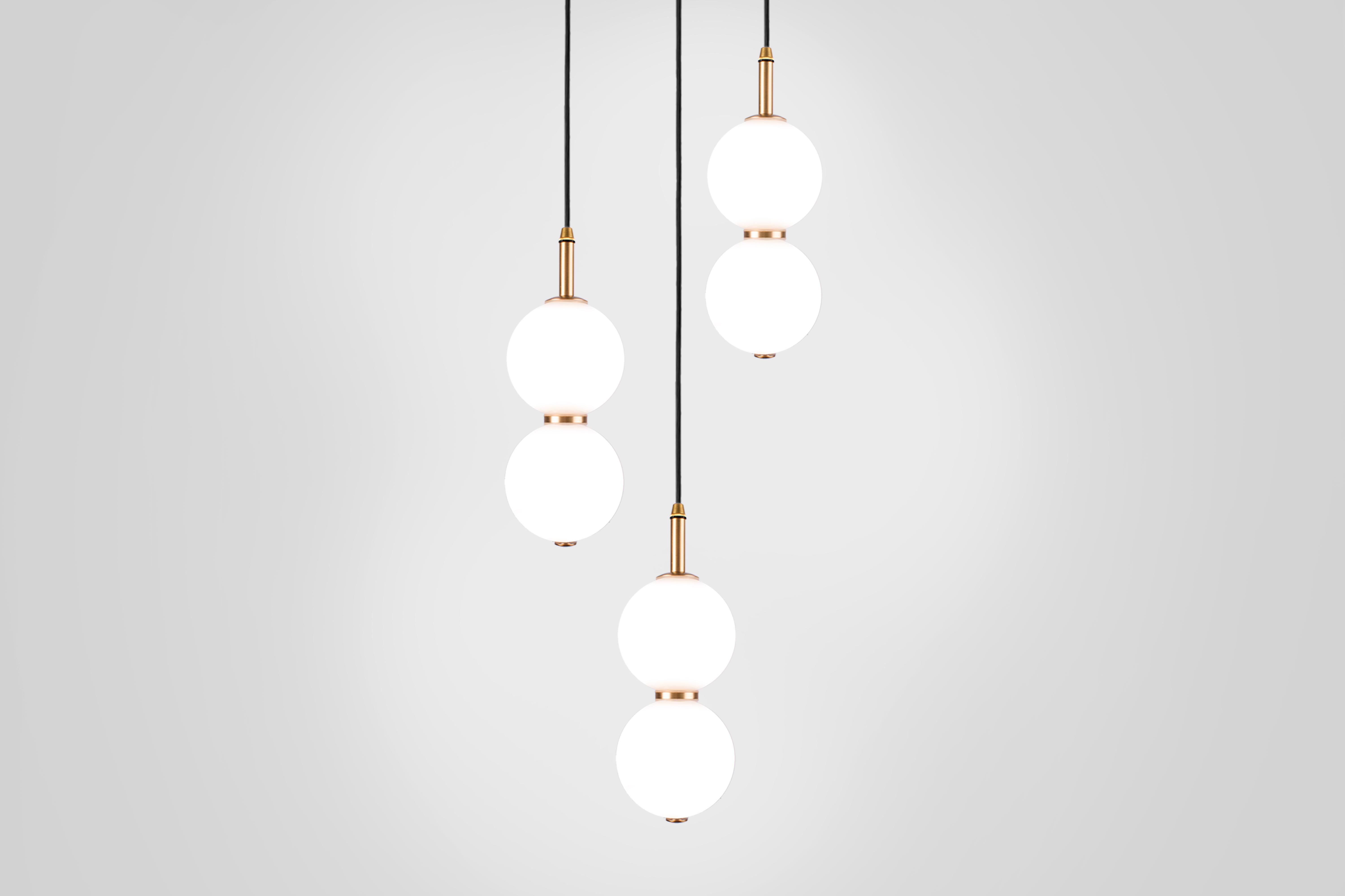 Dépoli Lampe à grappe Echo, 3 pièces. Orbes en verre opale, métal en laiton. LED intégrée en vente