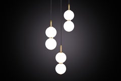 Cluster di lampade Echo, 3 pezzi. Orbite di vetro opalino, metallo in ottone. LED integrato
