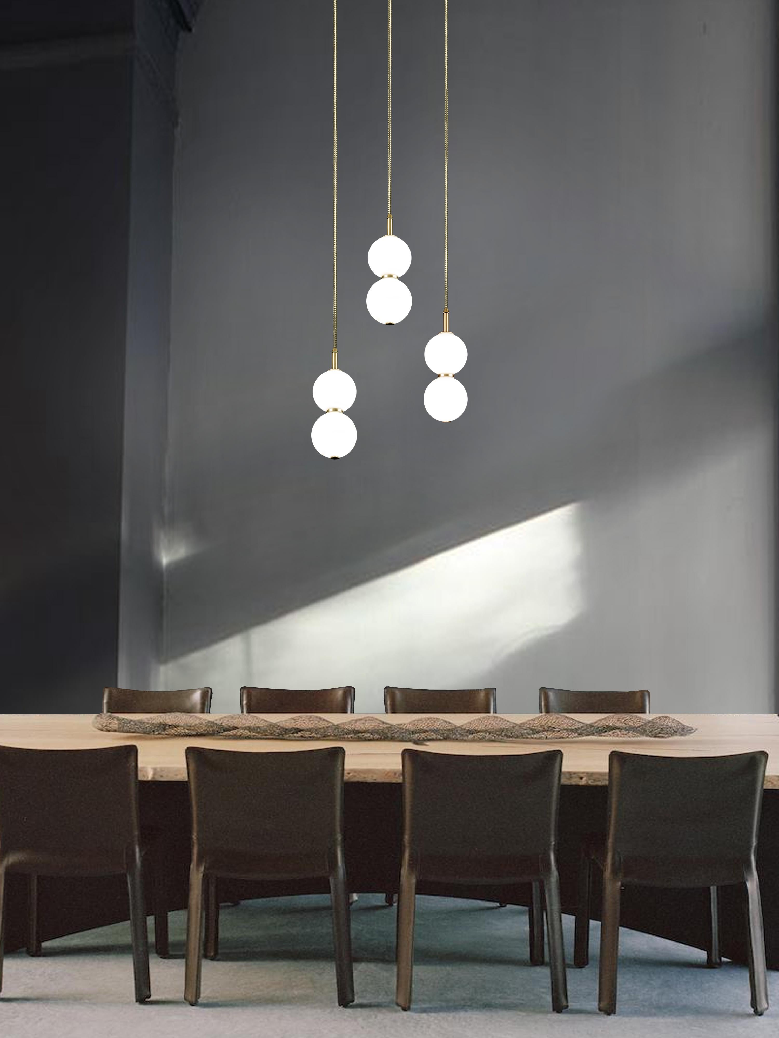 Britannique Lampe à grappe Echo, 3 pièces. Orbes en verre opale, métal en laiton. LED intégrée en vente