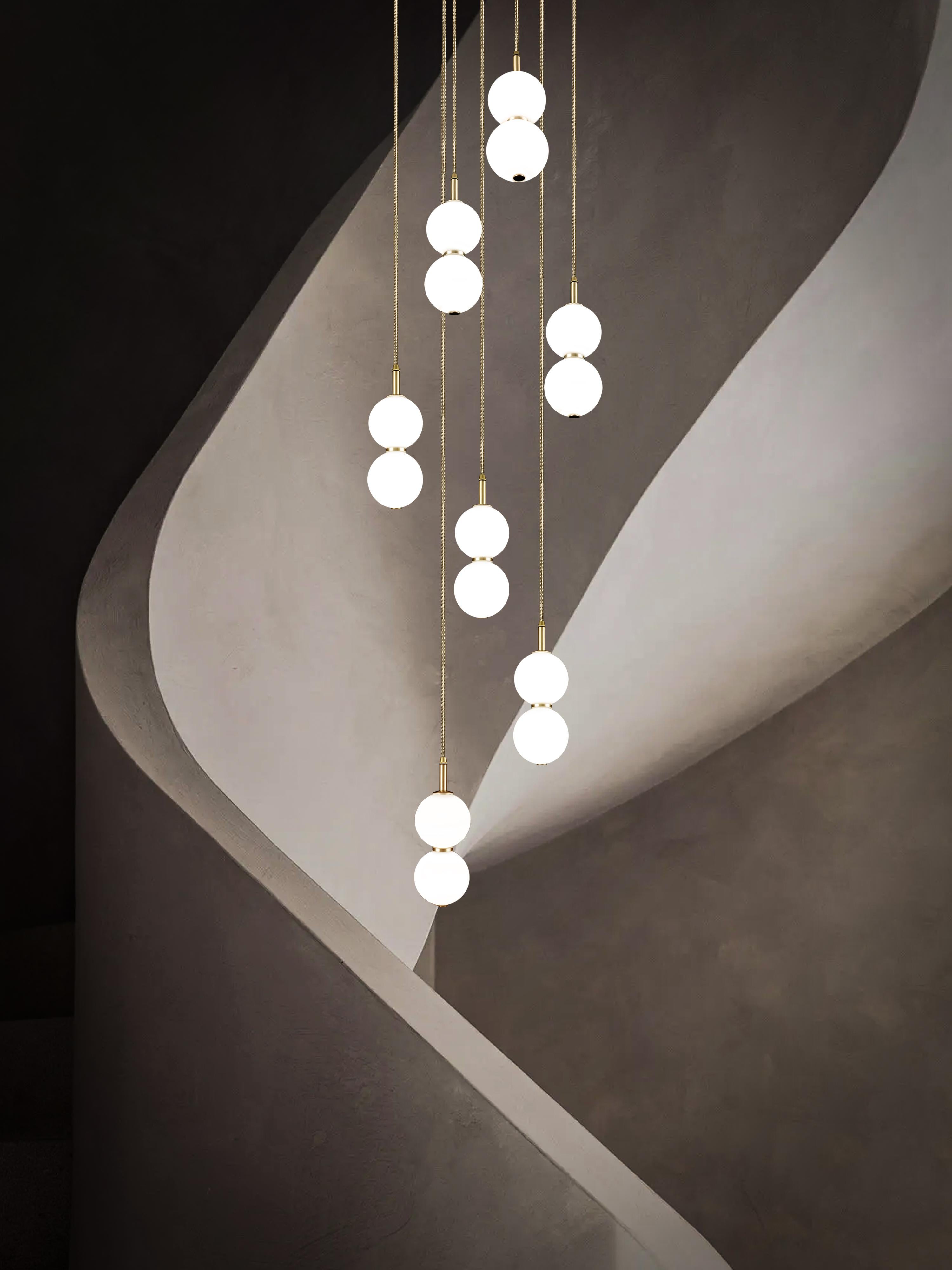 Lampe à grappe Echo, 3 pièces. Orbes en verre opale, métal en laiton. LED intégrée Neuf - En vente à London, GB