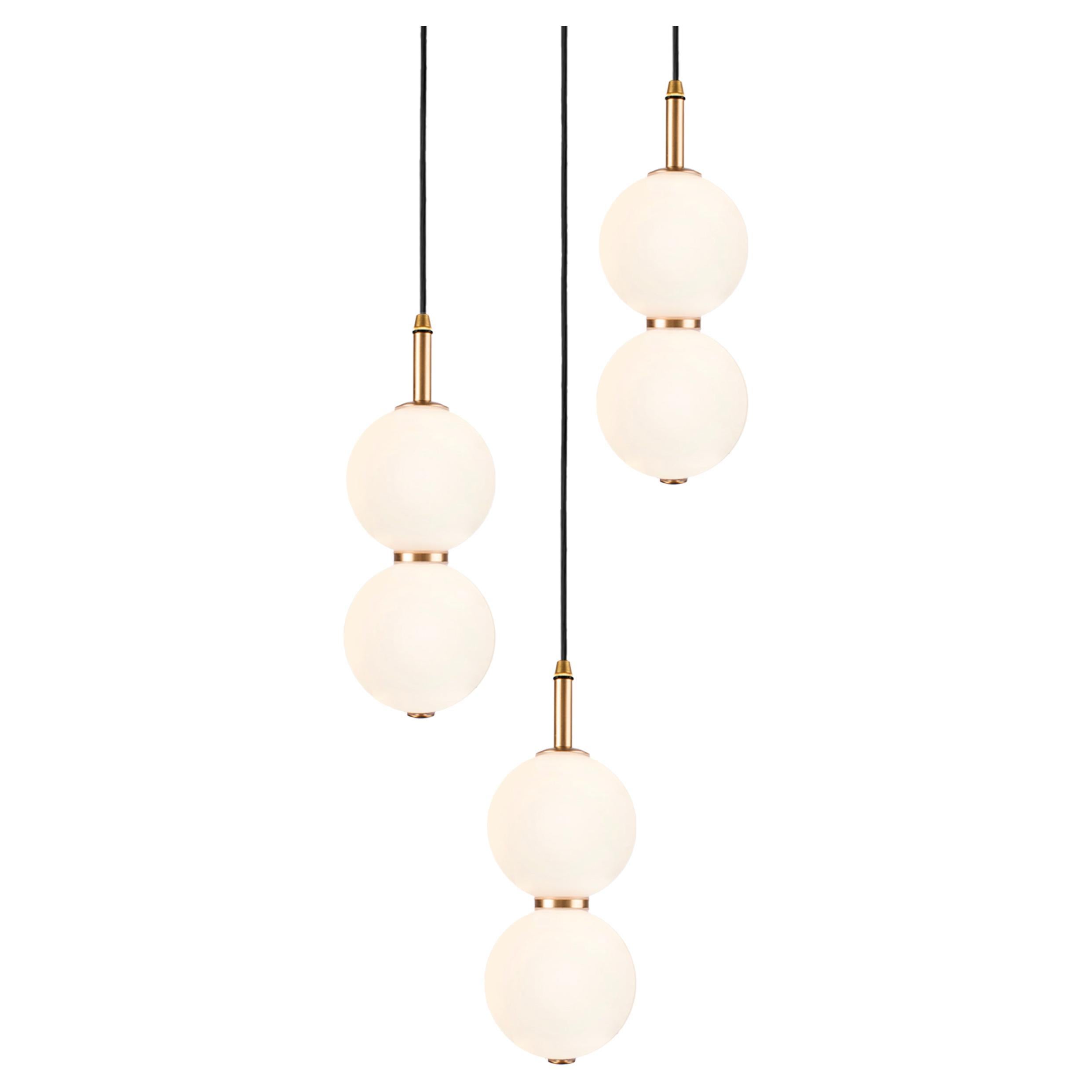 Lampe à grappe Echo, 3 pièces. Orbes en verre opale, métal en laiton. LED intégrée