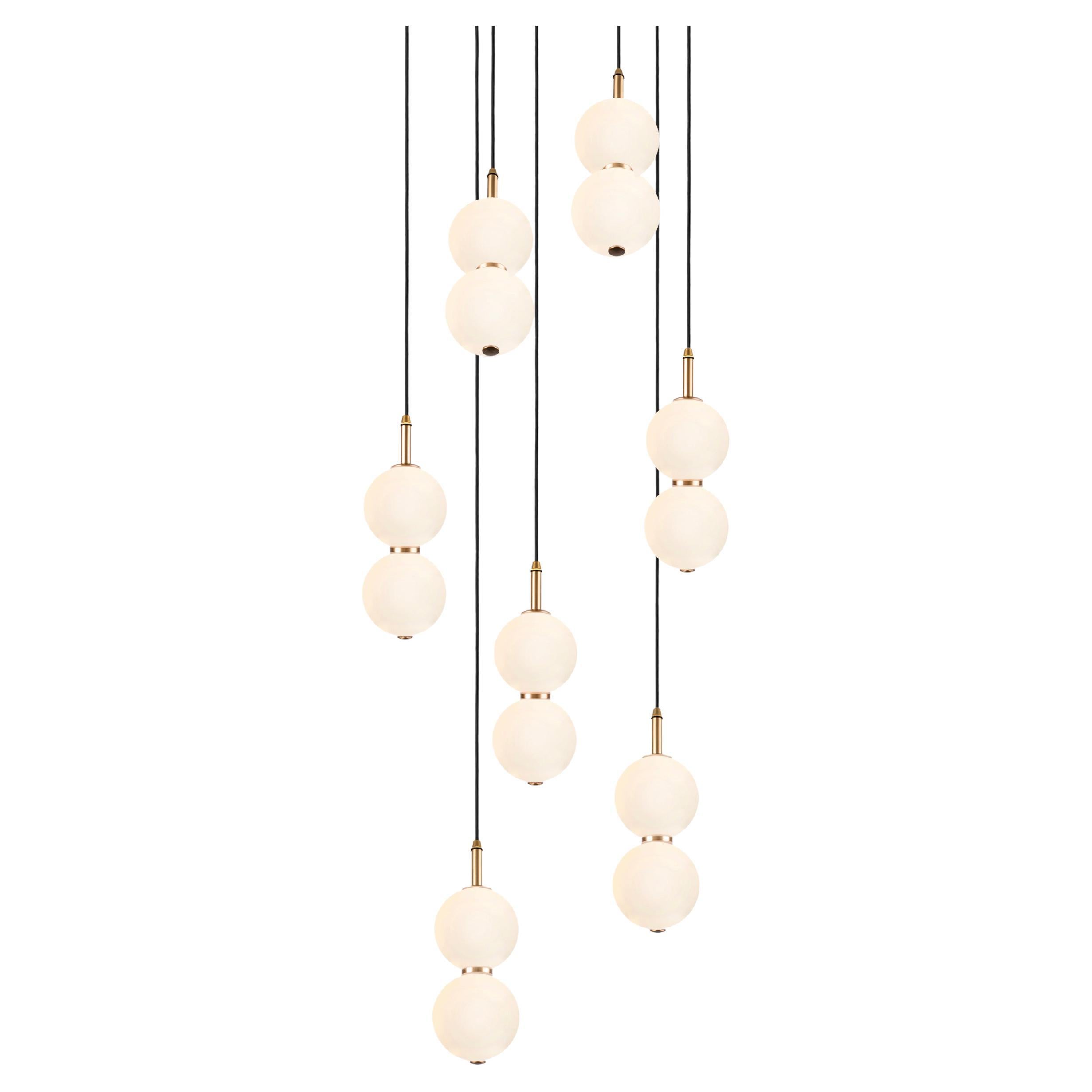 Lampe en grappe Echo, 7 pièces. Orbes en verre opale, métal en laiton. LED intégrée