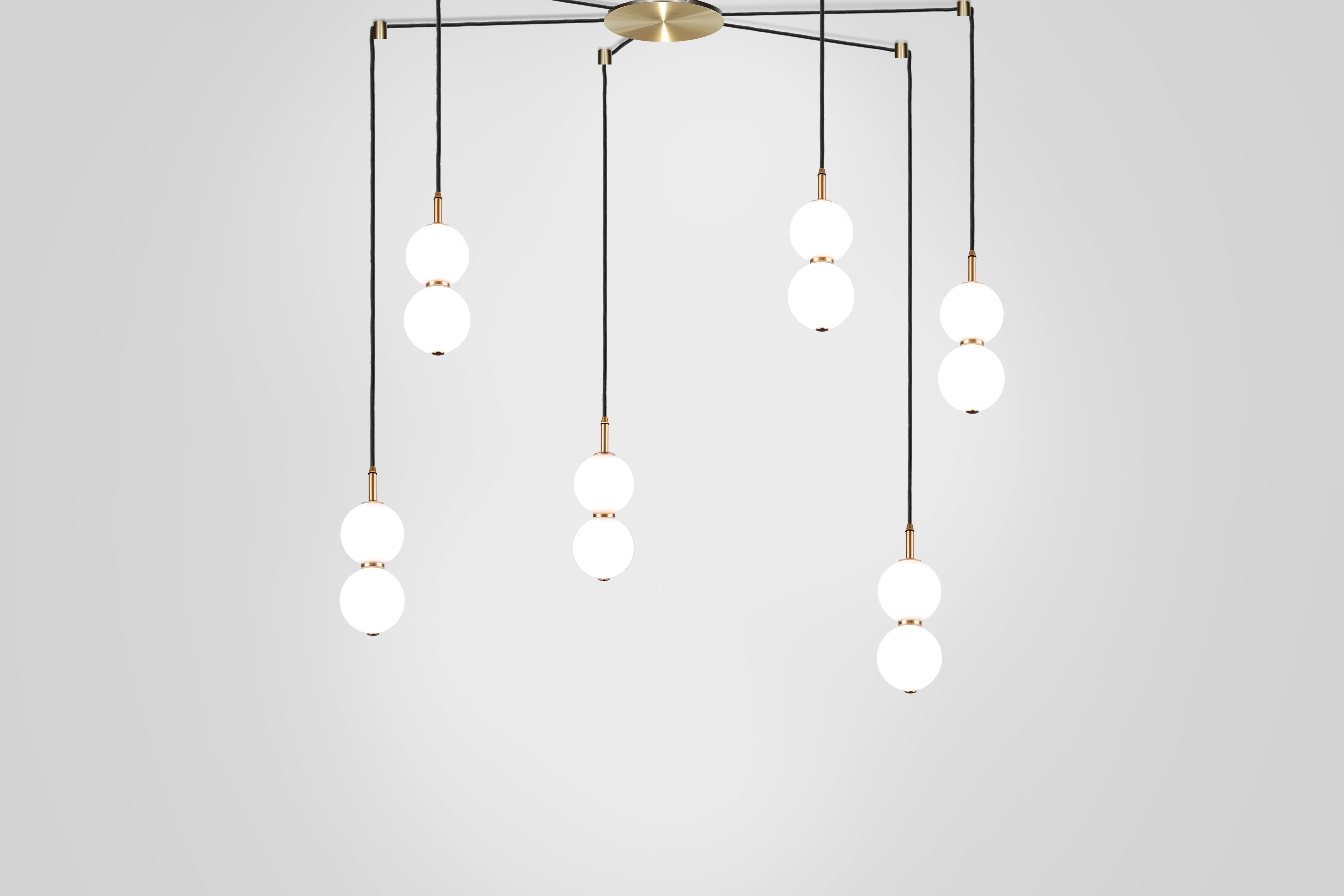 Dépoli Lampe à grappe Echo, large, 6 pièces. Orbes en verre opale, métal en laiton. en vente