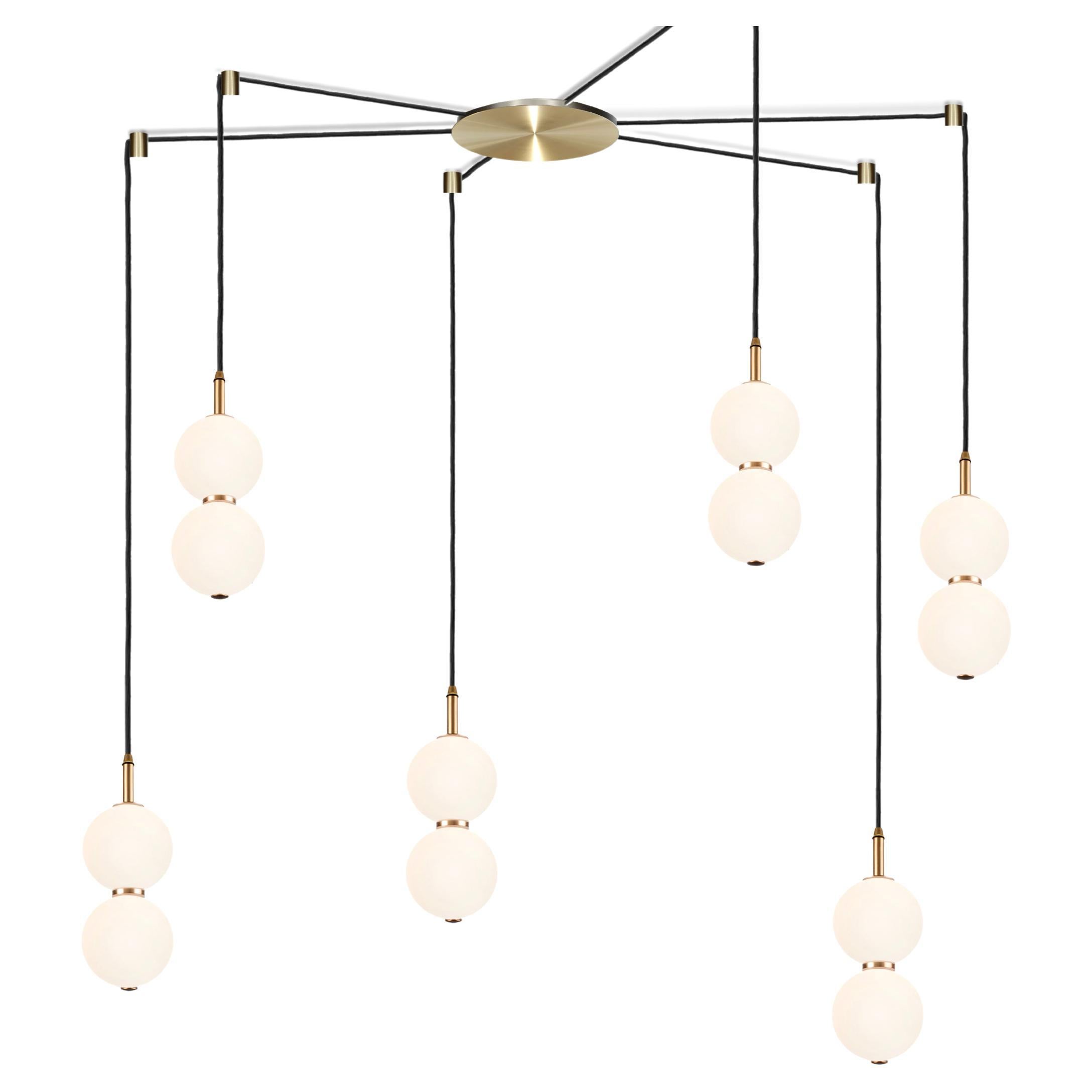 Lampe à grappe Echo, large, 6 pièces. Orbes en verre opale, métal en laiton. en vente
