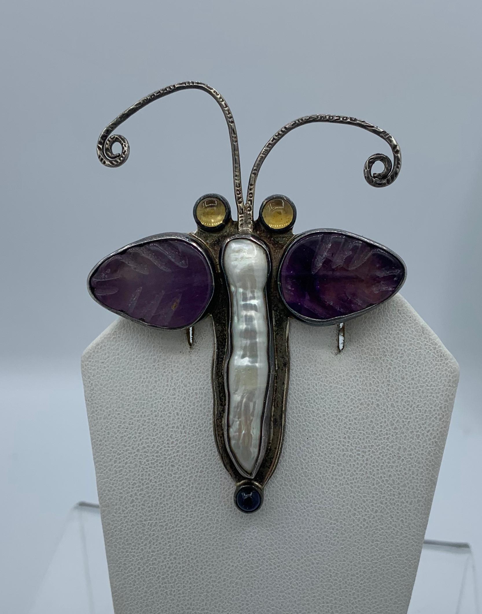 Il s'agit d'un magnifique pendentif ou d'une broche vintage Echo Of The Dreamer en forme de papillon ou de papillon de nuit avec des ailes en améthyste sculptées, un superbe corps en perle, du lapis-lazuli à la queue et en argent sterling.  Ce