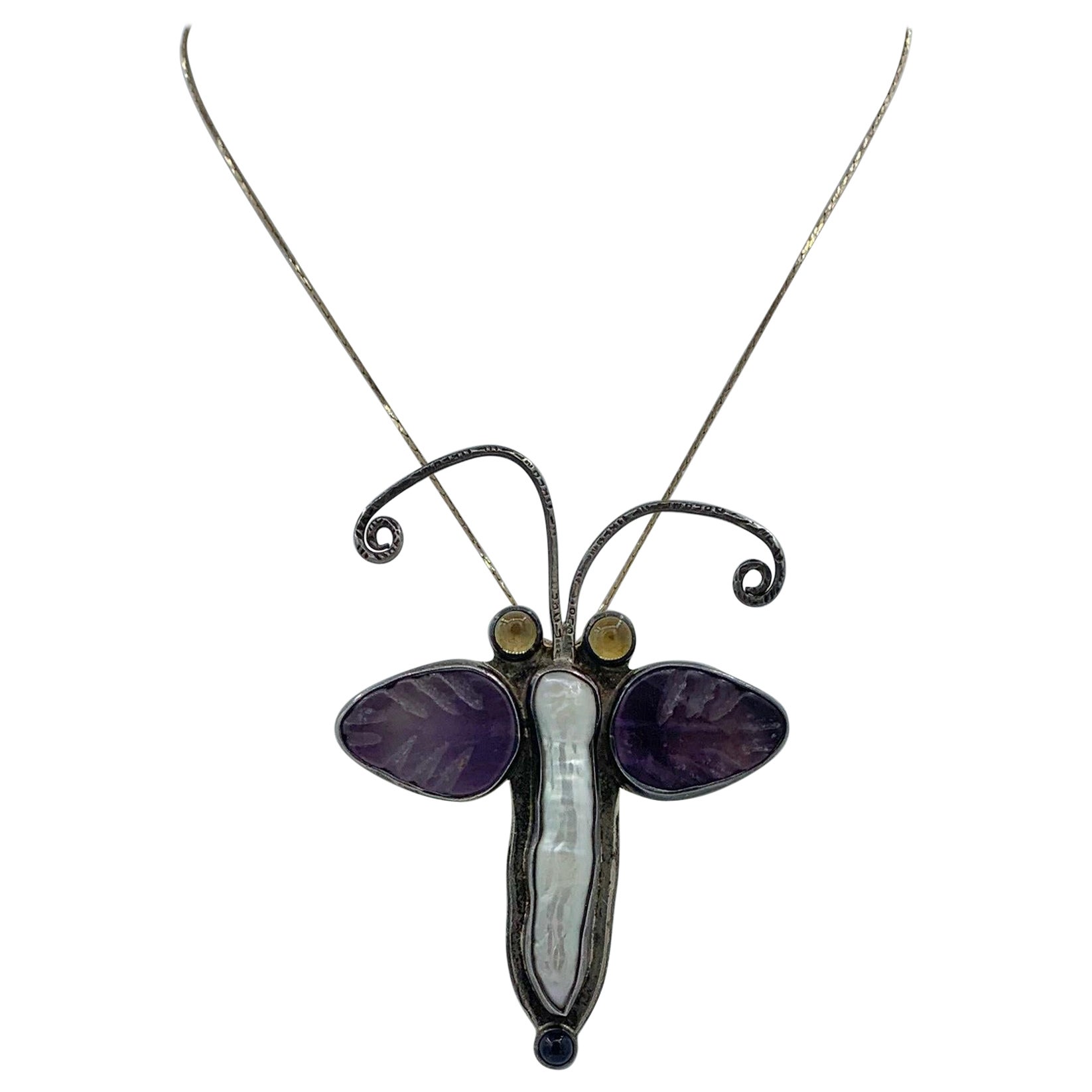 Echo of the Dreamer Schmetterlingsmoth-Anhänger Brosche mit Amethyst und Perle aus Sterlingsilber im Angebot