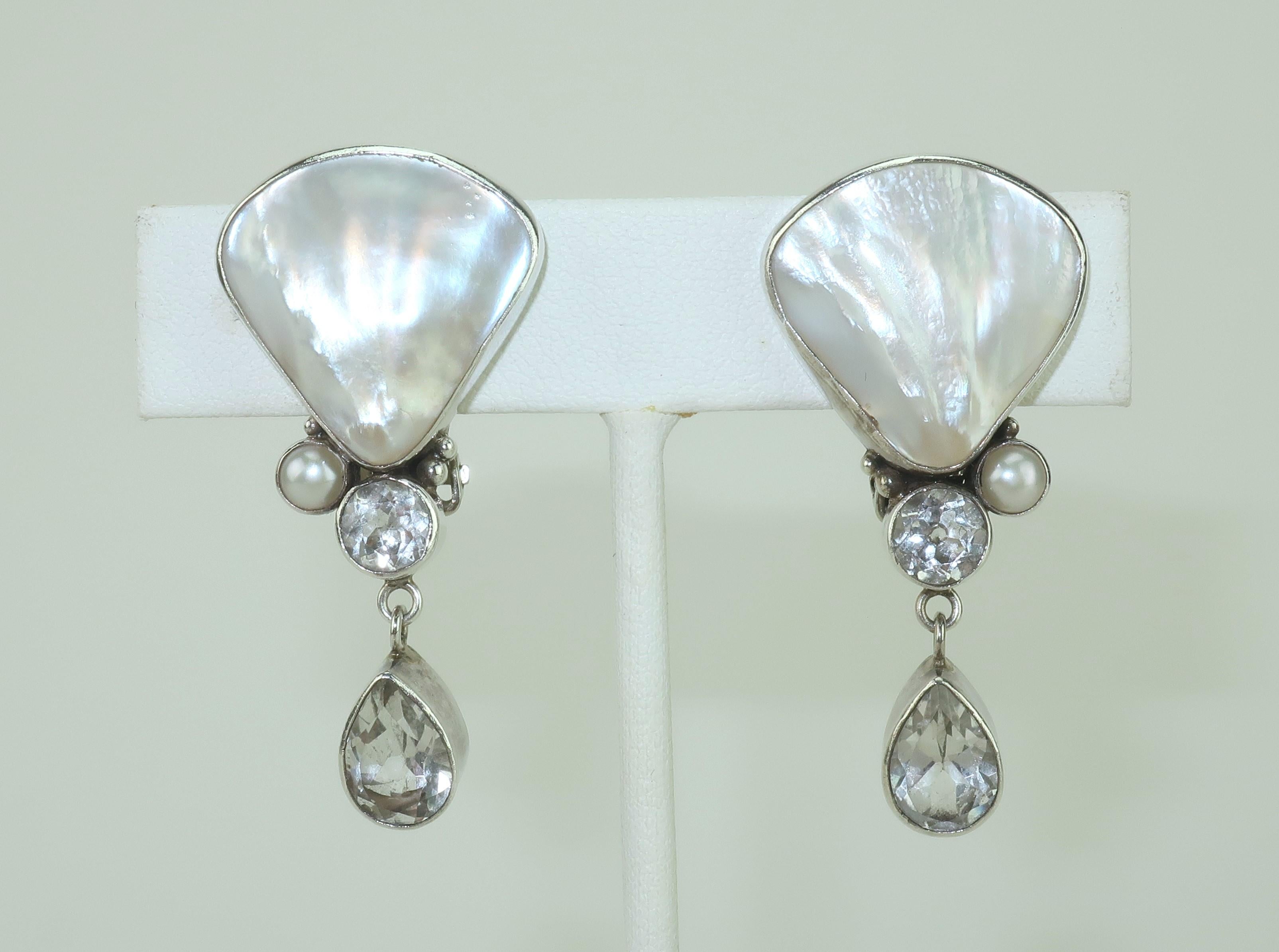 Preciosos pendientes artesanales de la diseñadora estadounidense Margaret Thurman para su línea Echo of the Dreamer.  El amor de Thurman por el diseño orgánico se manifiesta en estos pendientes que incorporan nácar, perlas, cristal facetado y cuarzo
