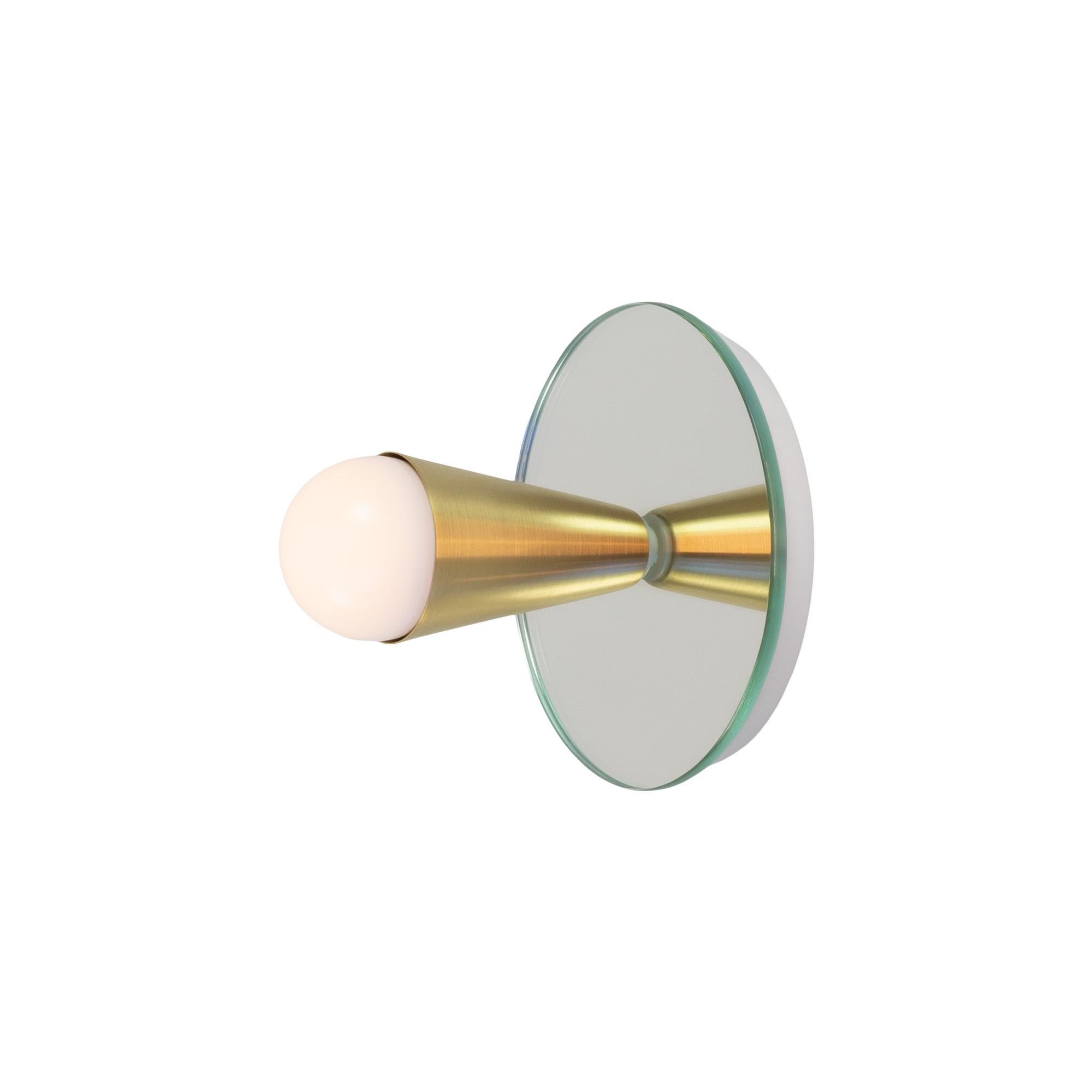 Questo annuncio riguarda una coppia di applique Echo one. Funzionano bene anche come supporti da incasso.

Semplice, elegante e giocosa, la Serie Echo è una linea di apparecchi a montaggio superficiale che possono essere utilizzati a parete o a