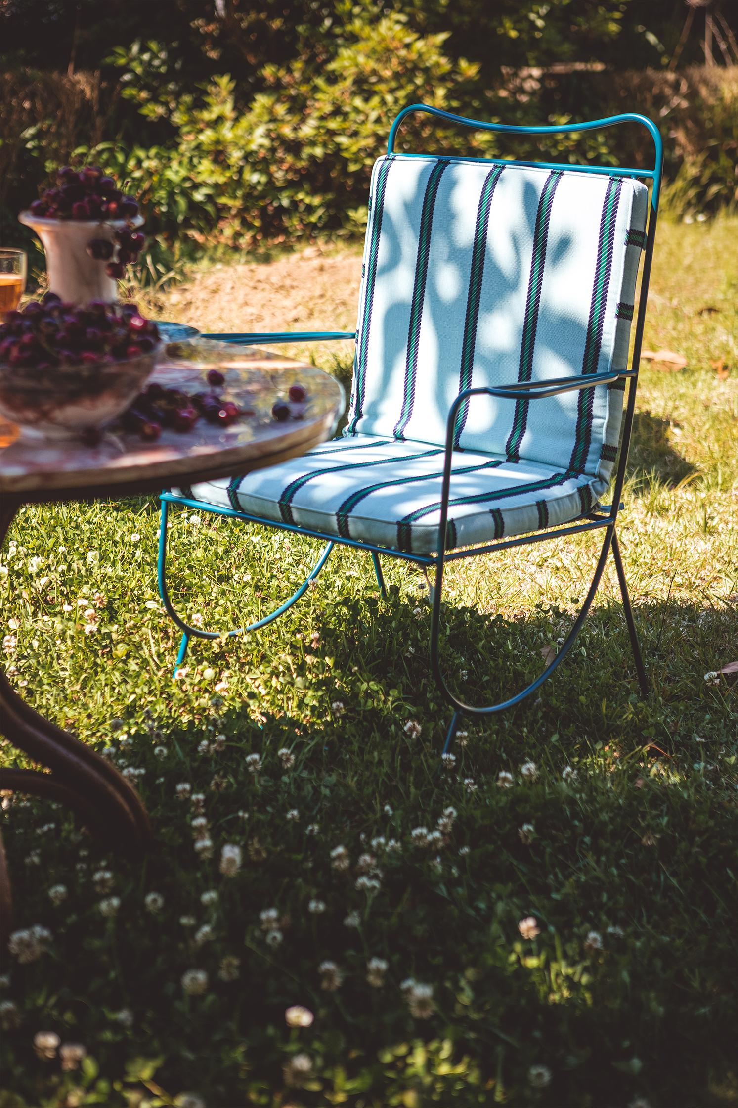 Ding Dong presents its first outdoor collection, Echo. Inspired by the echo of a longtime memory built within the beauty of the natural greenery, this collection appeals to the sinuous and tangent relationship between object, space, and time. Shaped