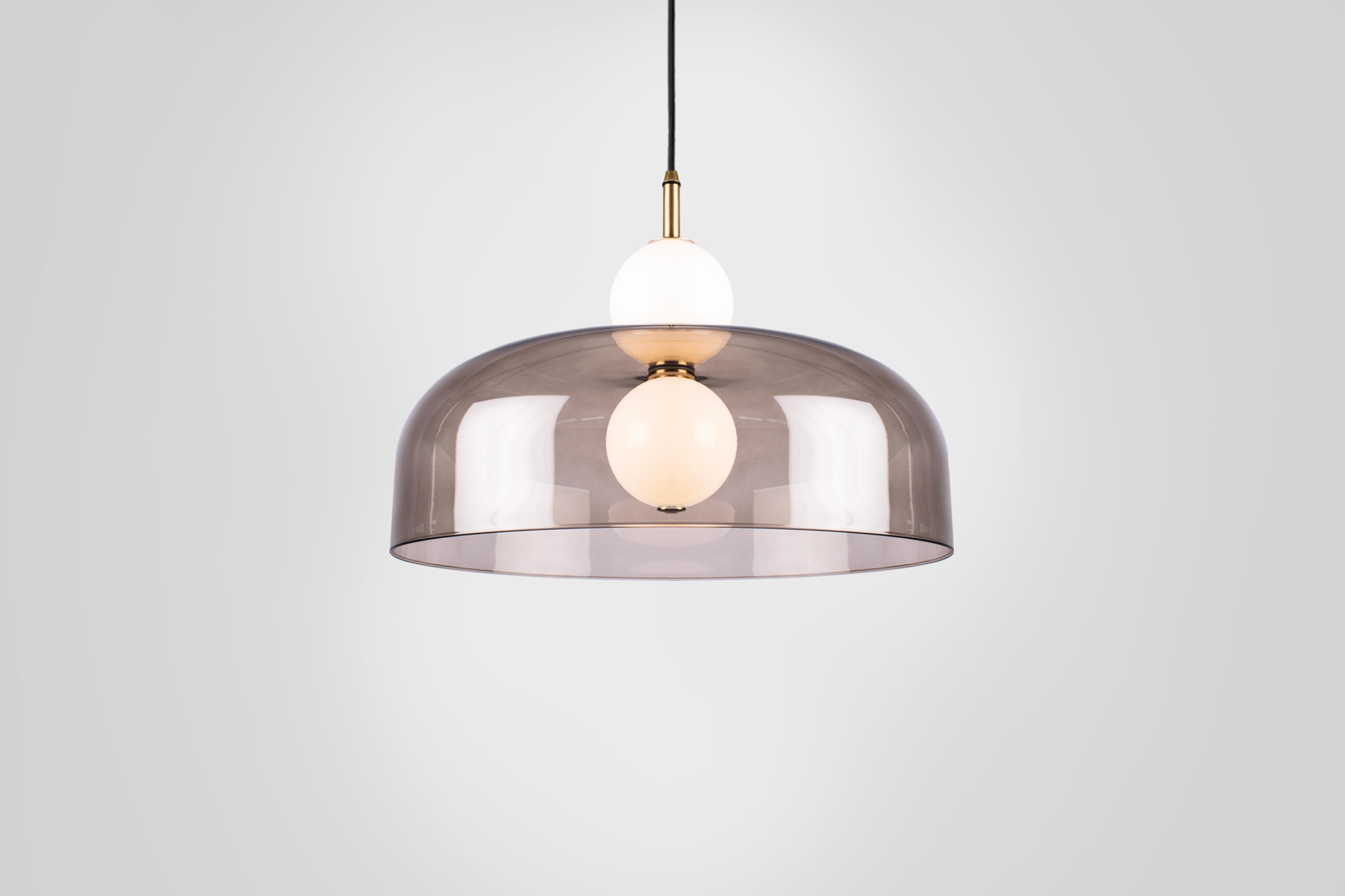 Filato Ciondolo Echo, lampada e paralume. Orbite in vetro opalino, paralume fumé e dettagli in ottone. in vendita