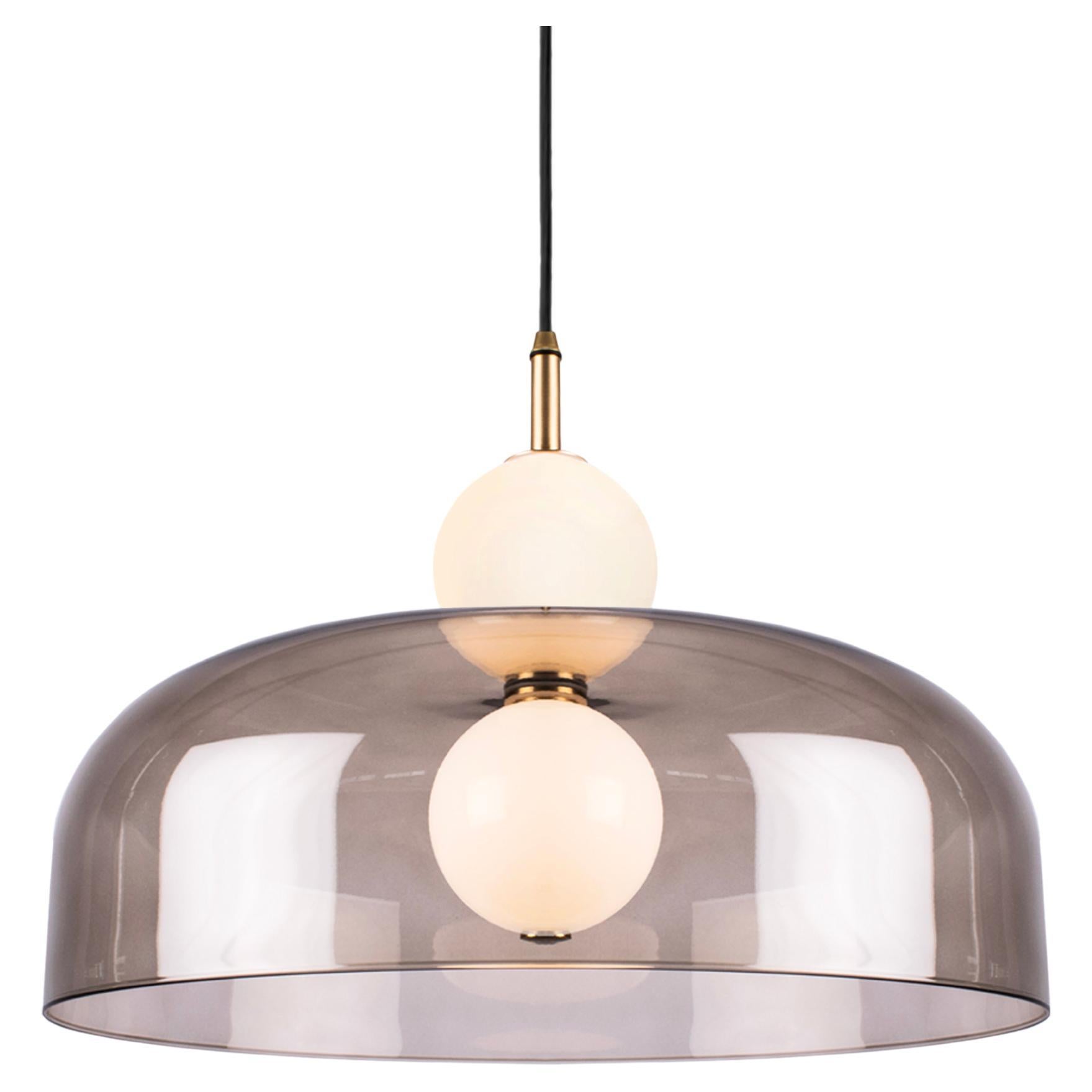 Ciondolo Echo, lampada e paralume. Orbite in vetro opalino, paralume fumé e dettagli in ottone. in vendita