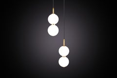 Lampada a sospensione Echo. Orbite di vetro opalino, metallo in ottone. LED integrato