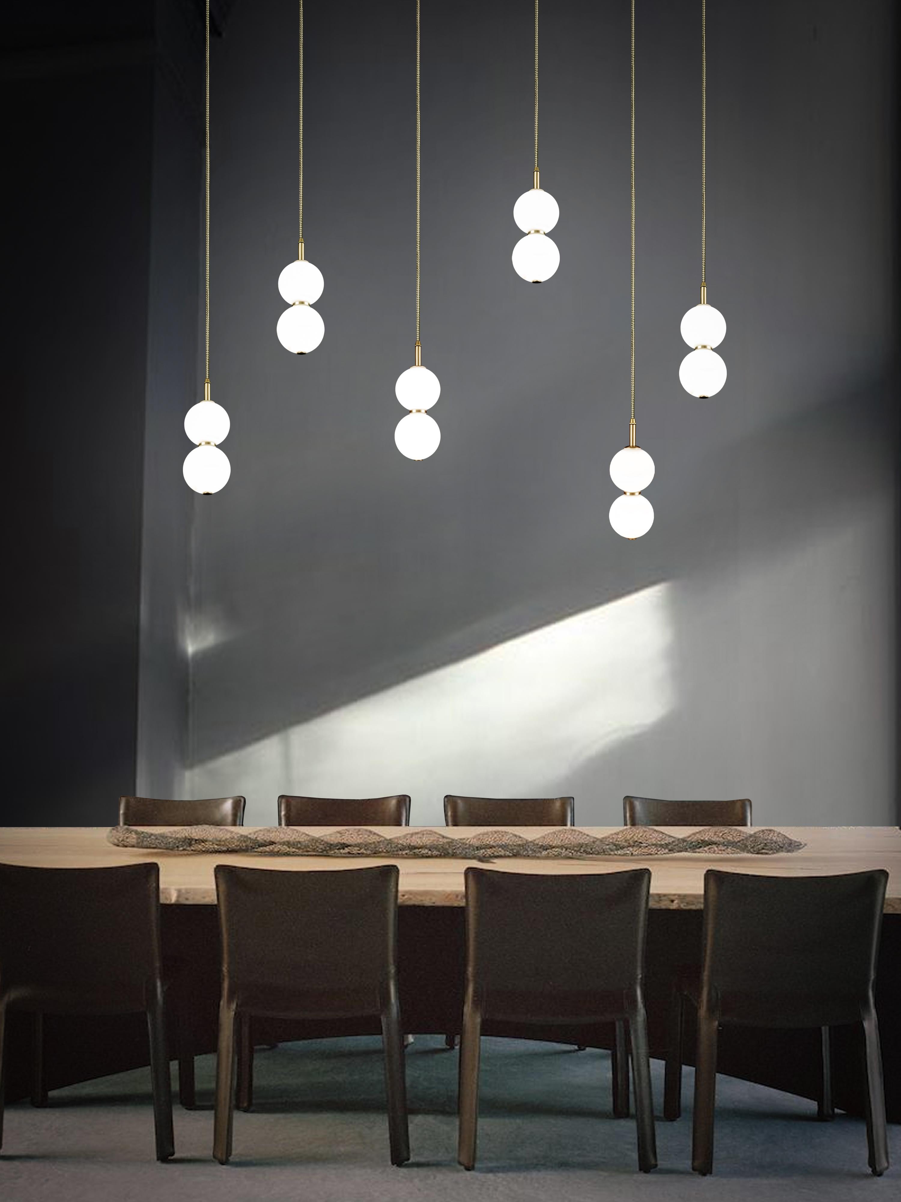Satinato Lampada a sospensione Echo. Orbite di vetro opalino, metallo in ottone. LED integrato in vendita