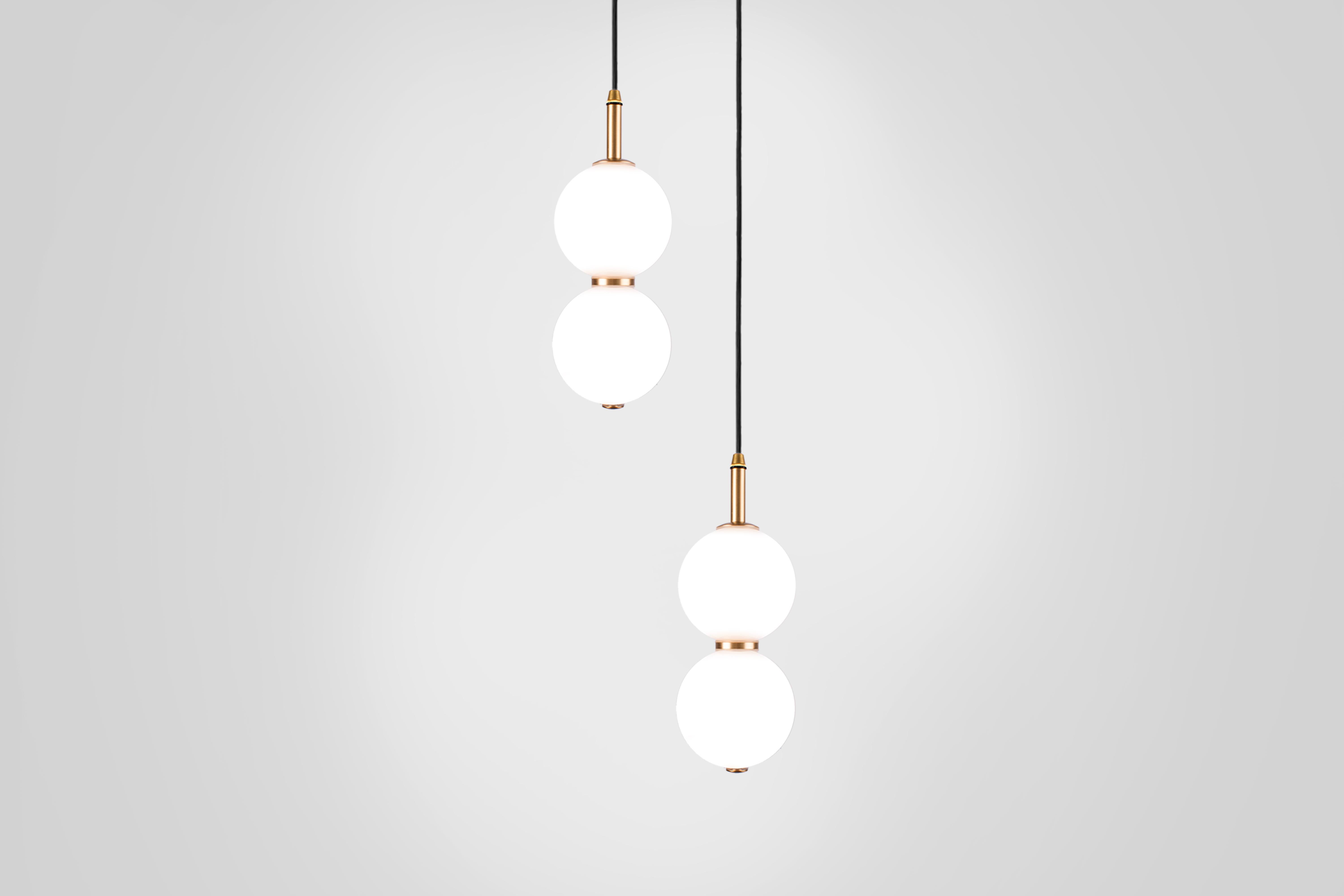 Lampada a sospensione Echo. Orbite di vetro opalino, metallo in ottone. LED integrato In condizioni Nuovo in vendita a London, GB