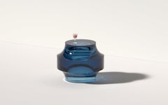 Tavolino Echo I in blu Egeo, resina poliuretanica traslucida di Ian Cochran