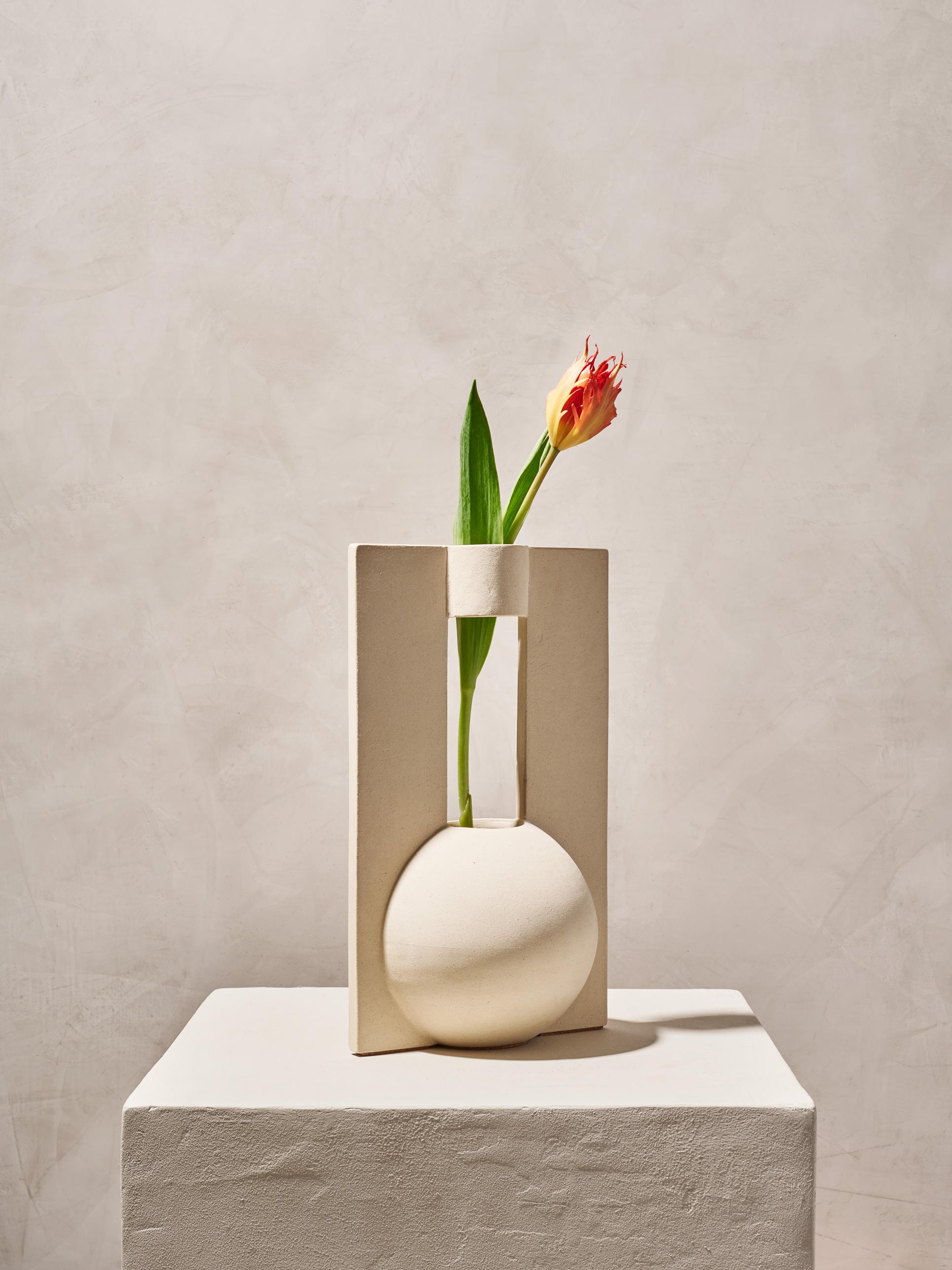 Questi pezzi ultraterreni combinano una geometria spoglia e futuristica con il calore di antichi vasi di ceramica. La collezione esplora la dicotomia tra i piani di ripetizione digitali e il medium terra. Solidità sferica e linee ariose si combinano
