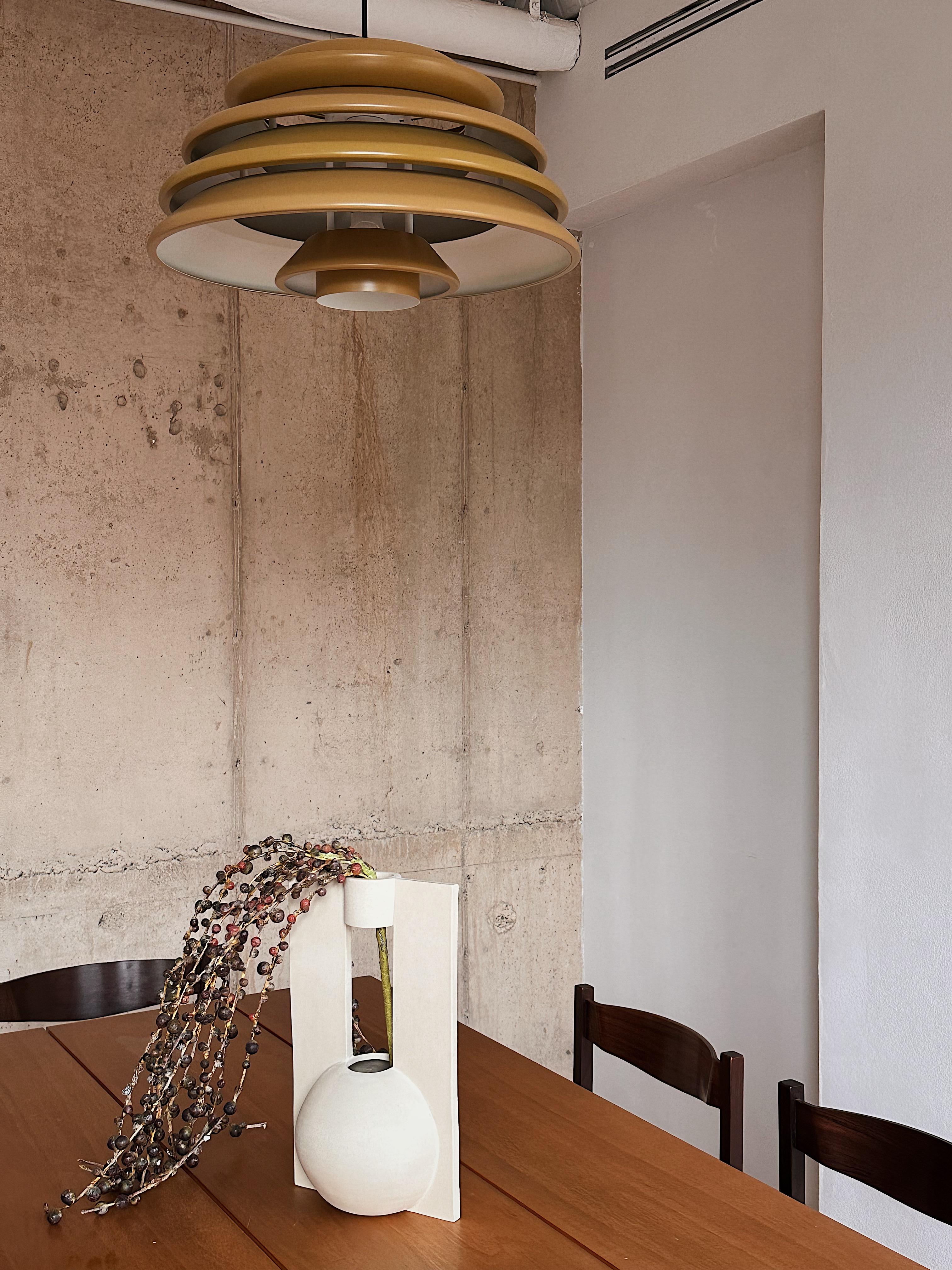 XXIe siècle et contemporain Vase sculptural en céramique fabriqué à la main Echo en vente