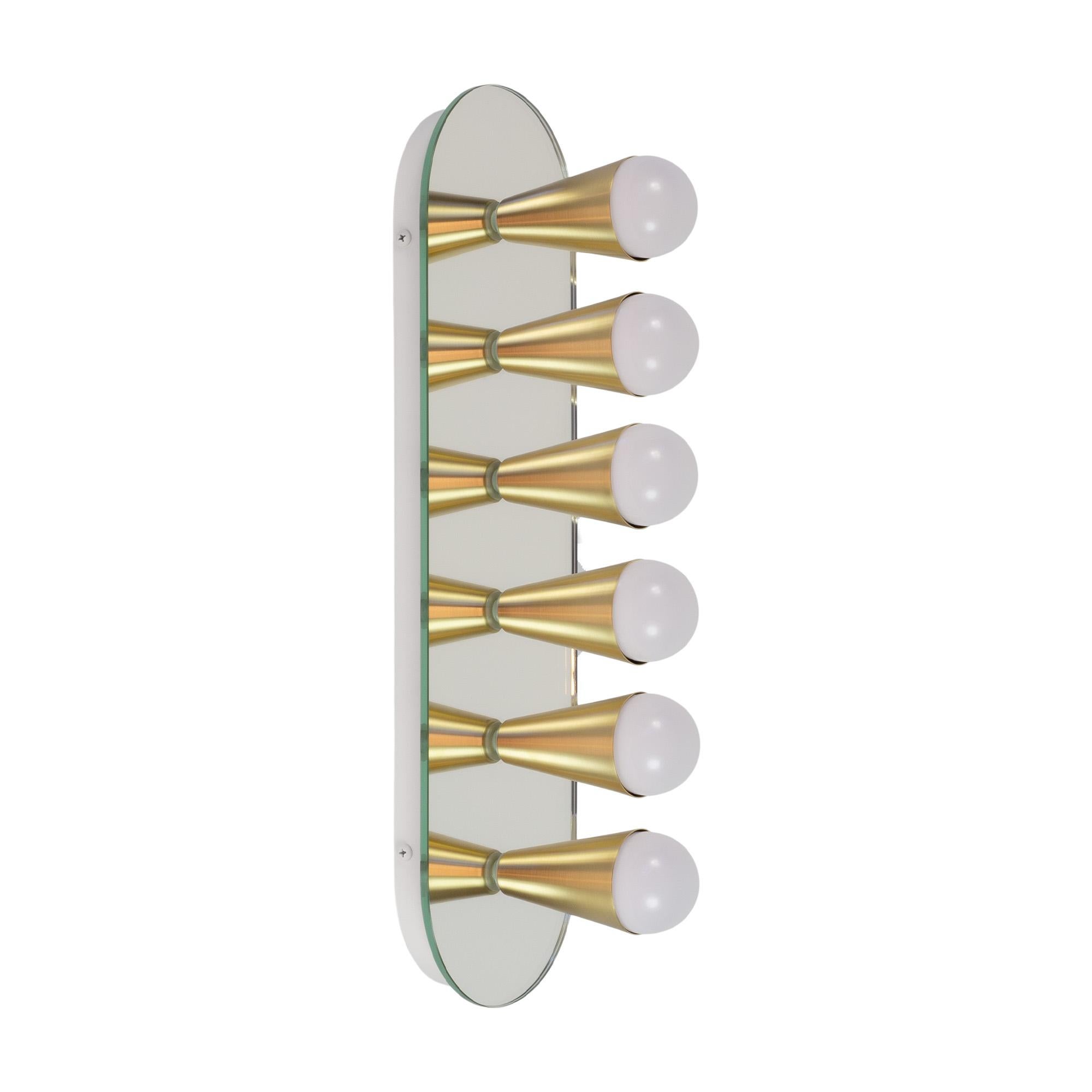 Sencilla, elegante y juguetona, la serie Echo es una línea de luminarias de montaje en superficie que pueden utilizarse en la pared o en el techo. Los conos blancos o de latón se montan en cristal espejado para reflejar perfectamente cada bombilla,