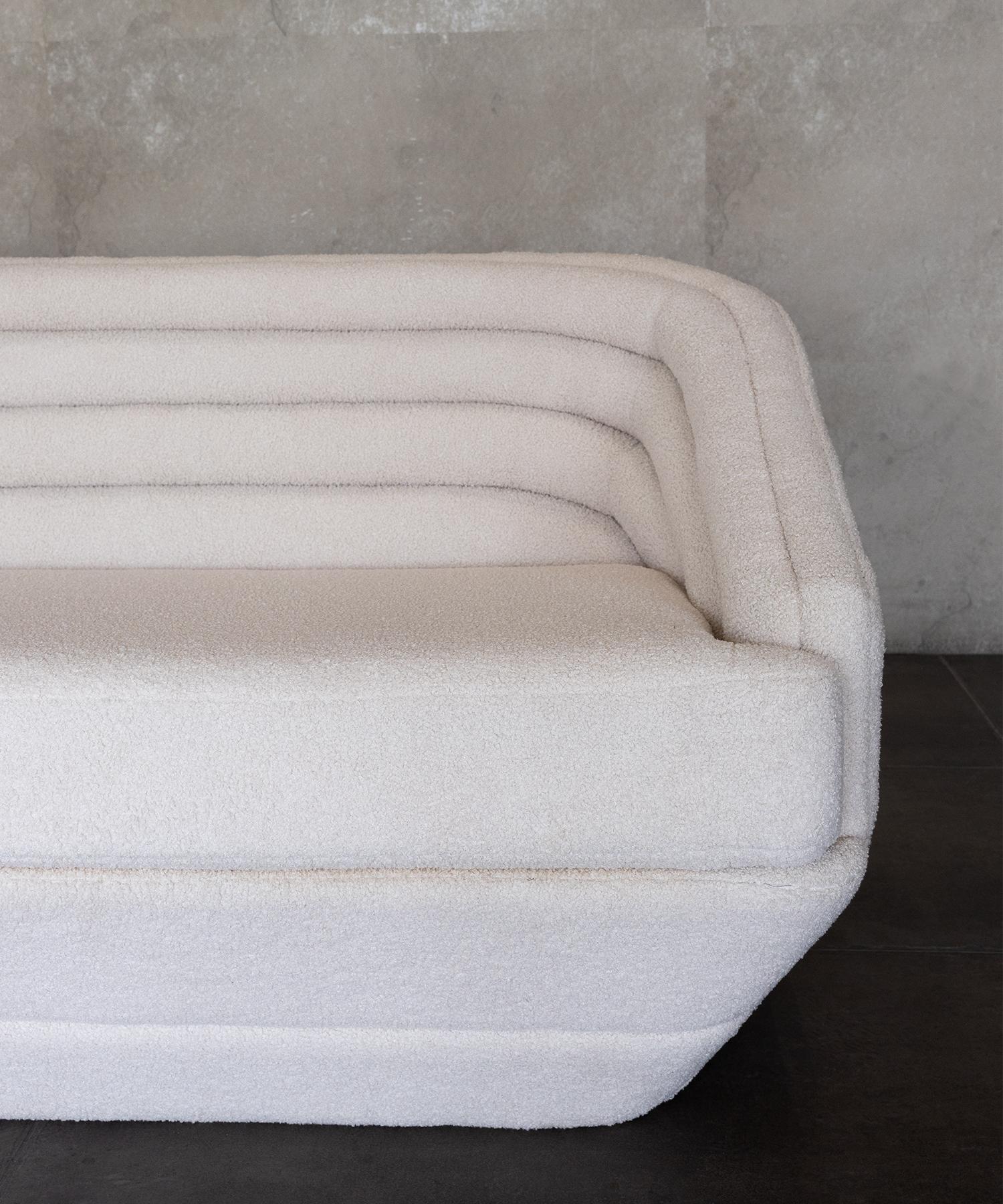 XXI secolo e contemporaneo Divano ECHO - Boucle Tranquillo Whiting di SHO MODERN in vendita