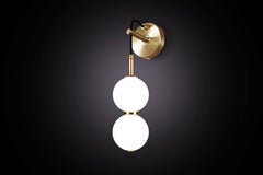 Lampada da parete Echo - 2 Ball. Orbite di vetro opalino, metallo in ottone. LED integrato