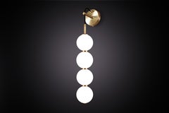 Echo Wandleuchte - 4 Kugel. Opalglas-Kugeln, Metallarbeiten aus Messing. Integrierte LED