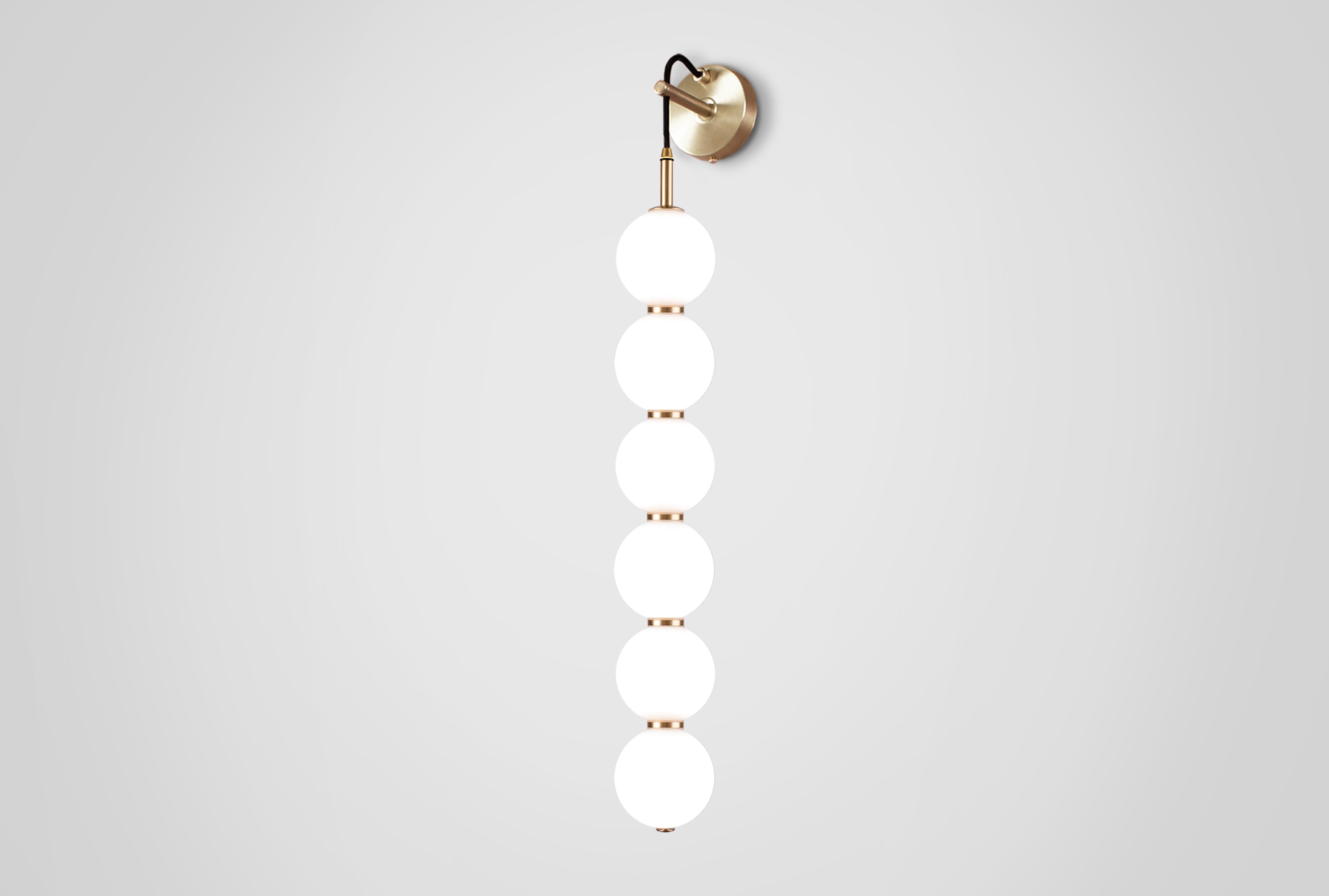 Lampe murale Echo - 6 boules. Orbes en verre opale, métal en laiton. LED intégrée Neuf - En vente à London, GB