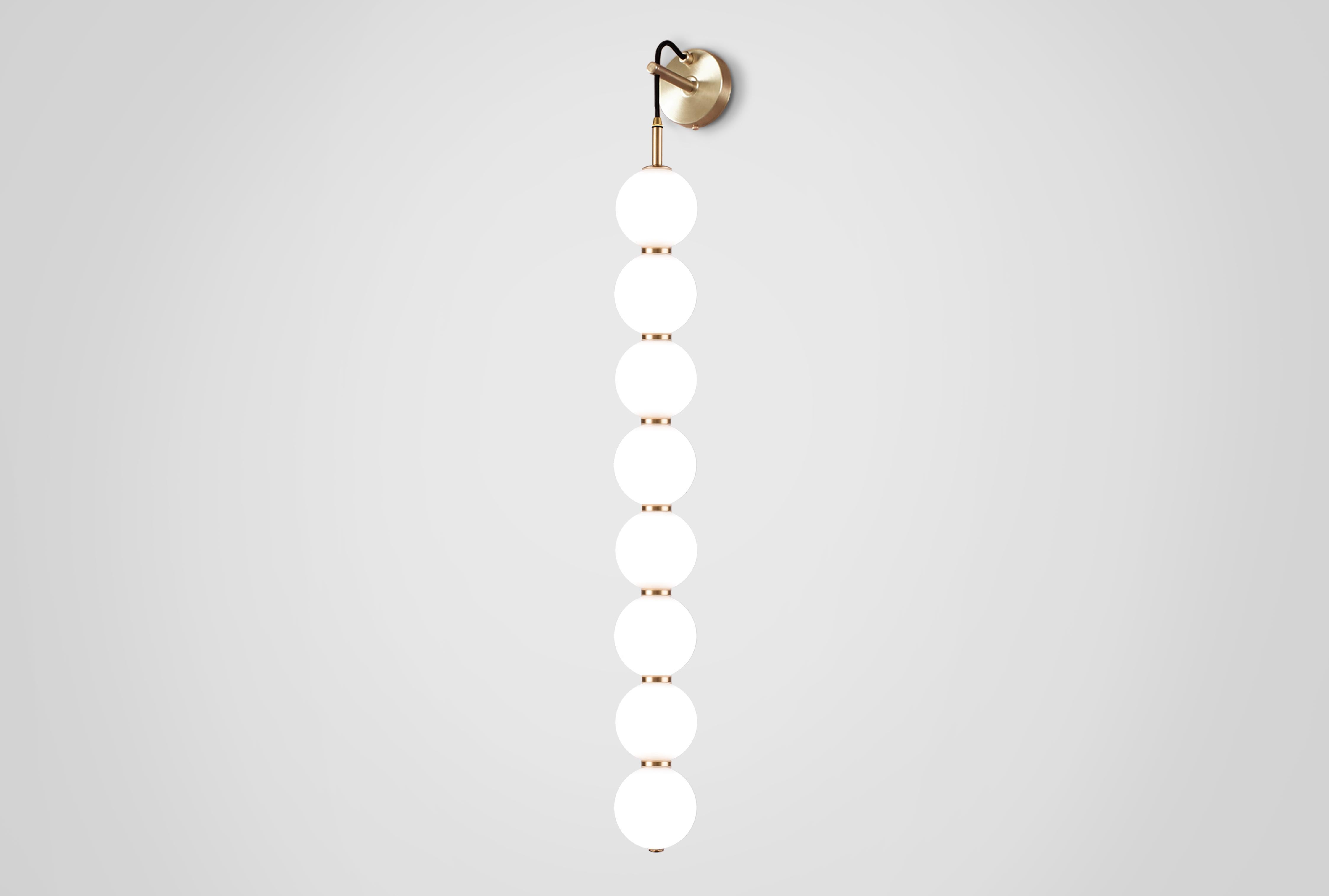 Lampe murale Echo - 8 boules. Orbes en verre opale, métal en laiton. LED intégrée Neuf - En vente à London, GB