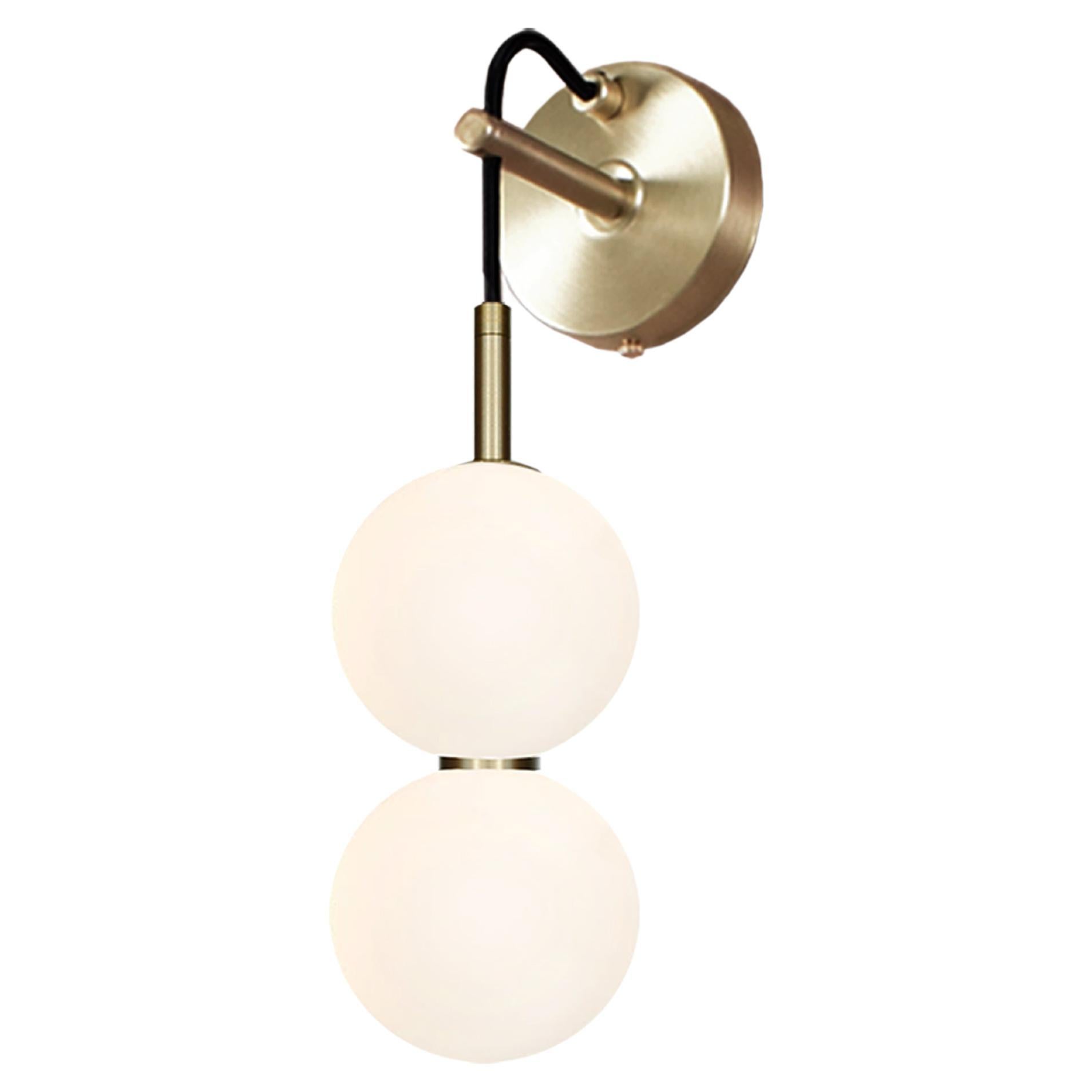 Lampada da parete Echo - 2 Ball. Orbite di vetro opalino, metallo in ottone. LED integrato