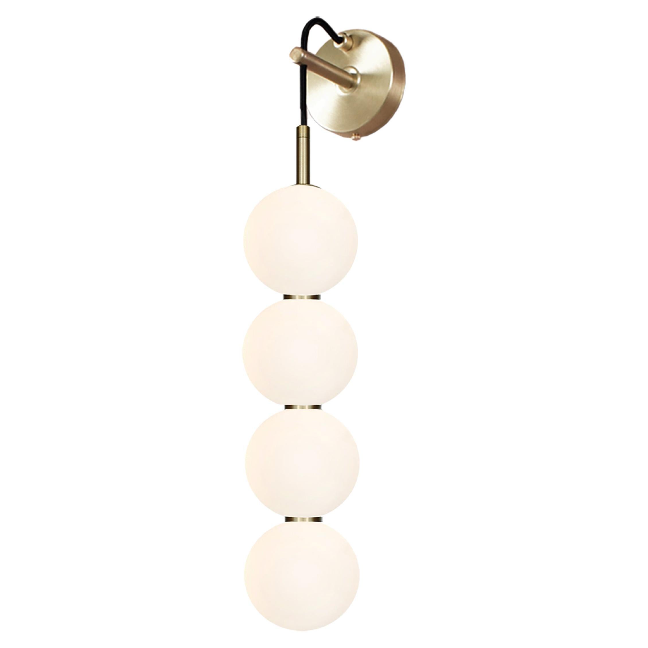 Lampada da parete Echo - 4 Ball. Orbite di vetro opalino, metallo in ottone. LED integrato in vendita