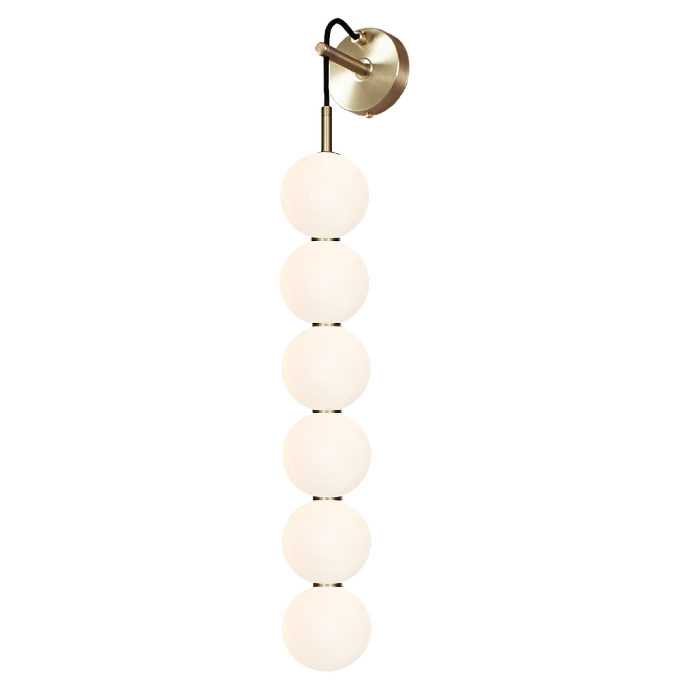 Lampe murale Echo - 6 boules. Orbes en verre opale, métal en laiton. LED intégrée