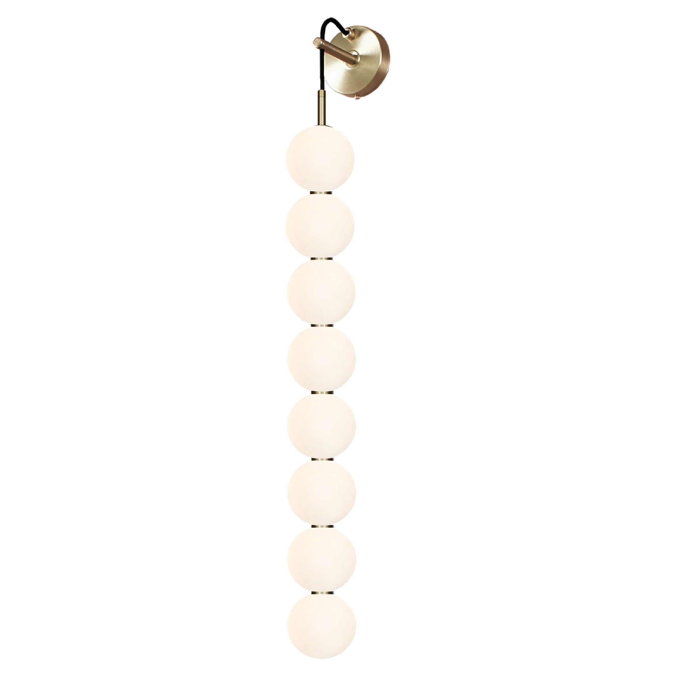 Echo Wandleuchte - 8 Ball. Opalglas-Kugeln, Metallarbeiten aus Messing. Integrierte LED